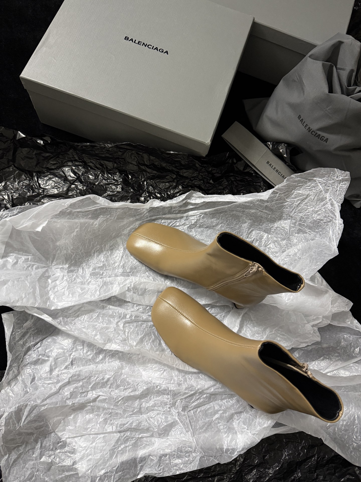 Balenciaga 巴黎世家 Alaska 圆头套筒 短筒 雪地靴 女款 C0杏色