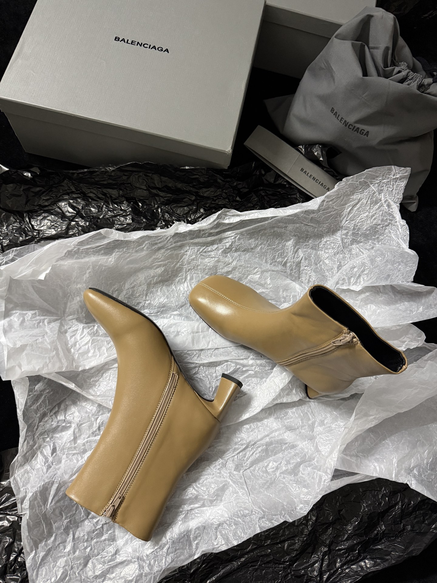 Balenciaga 巴黎世家 Alaska 圆头套筒 短筒 雪地靴 女款 C0杏色