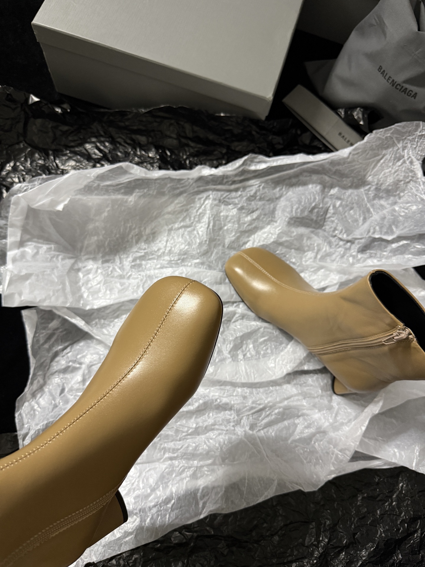 Balenciaga 巴黎世家 Alaska 圆头套筒 短筒 雪地靴 女款 C0杏色