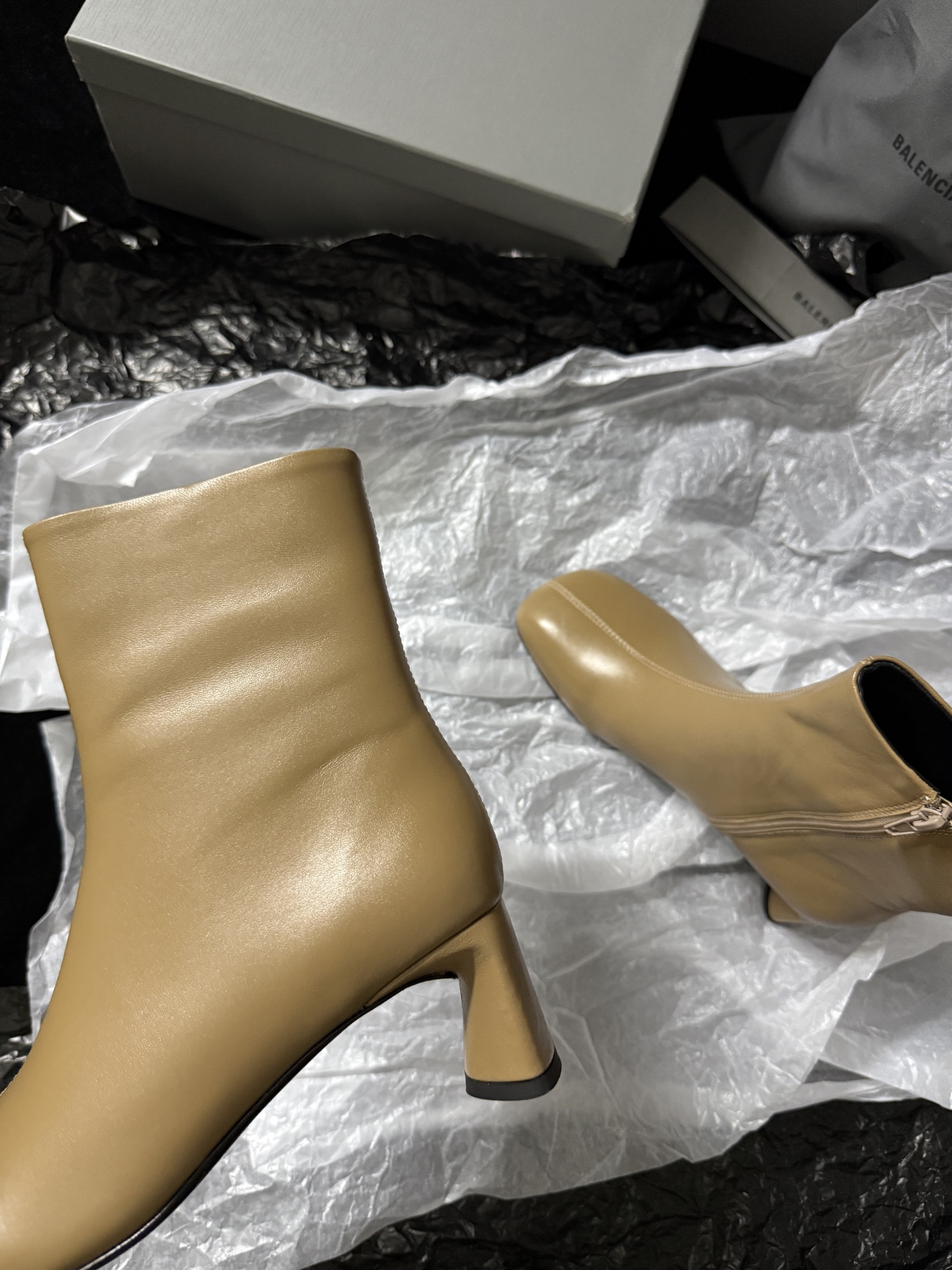 Balenciaga 巴黎世家 Alaska 圆头套筒 短筒 雪地靴 女款 C0杏色