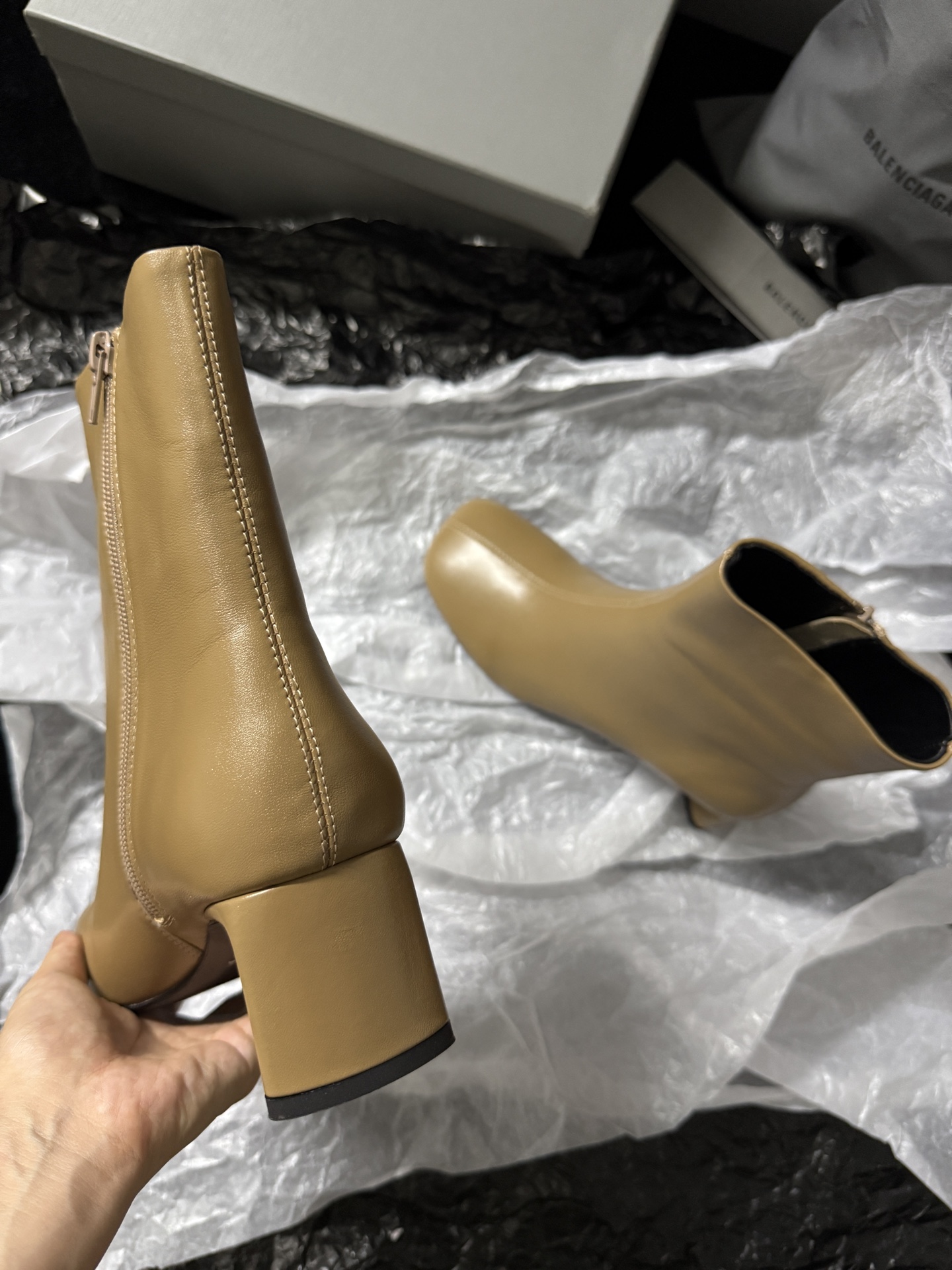 Balenciaga 巴黎世家 Alaska 圆头套筒 短筒 雪地靴 女款 C0杏色