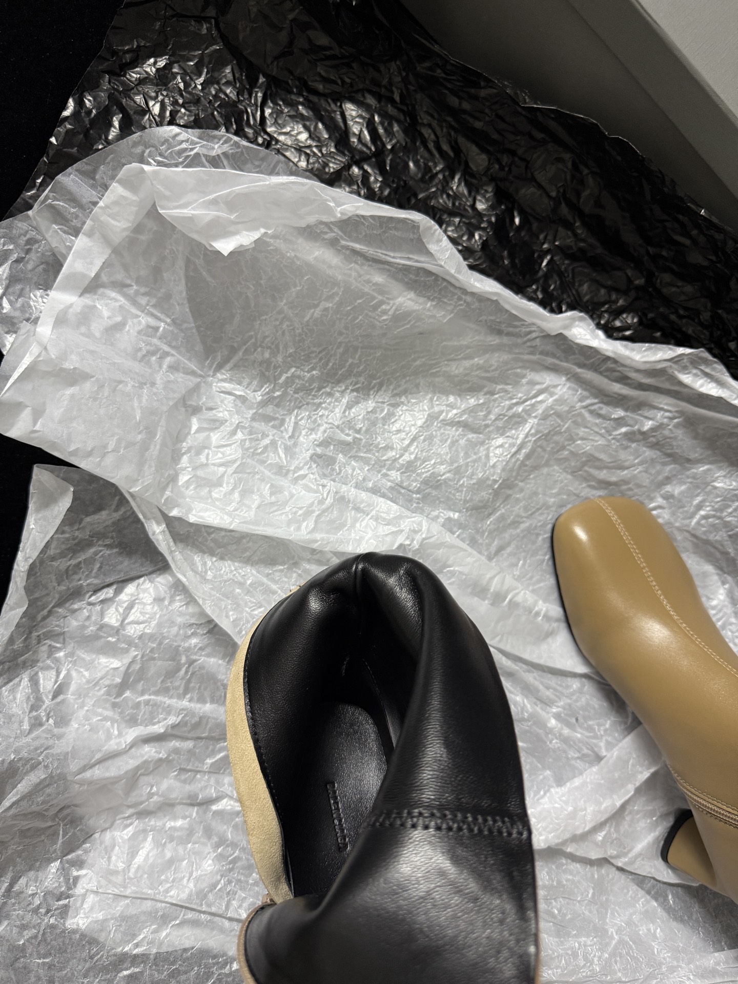 Balenciaga 巴黎世家 Alaska 圆头套筒 短筒 雪地靴 女款 C0杏色