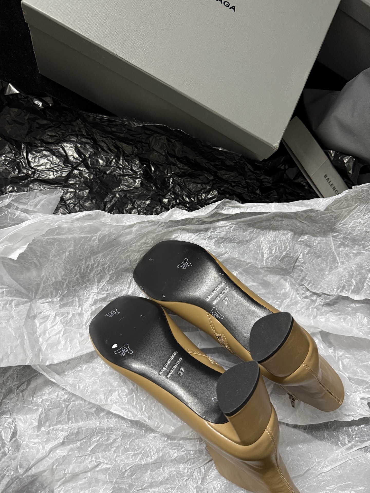 Balenciaga 巴黎世家 Alaska 圆头套筒 短筒 雪地靴 女款 C0杏色