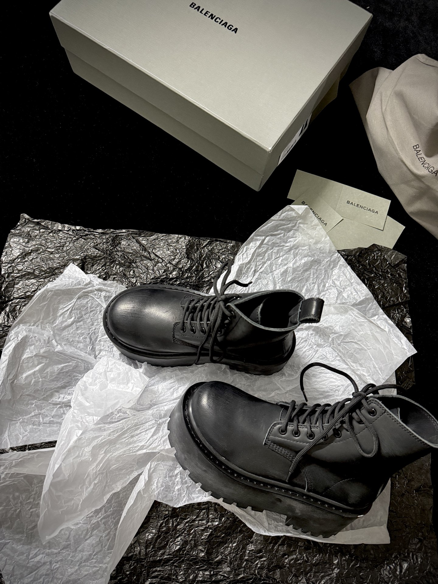 Balenciaga巴黎世家 Strike 牛皮 圆头系带 短靴 8cm 女款 黑 820933WCDA11000