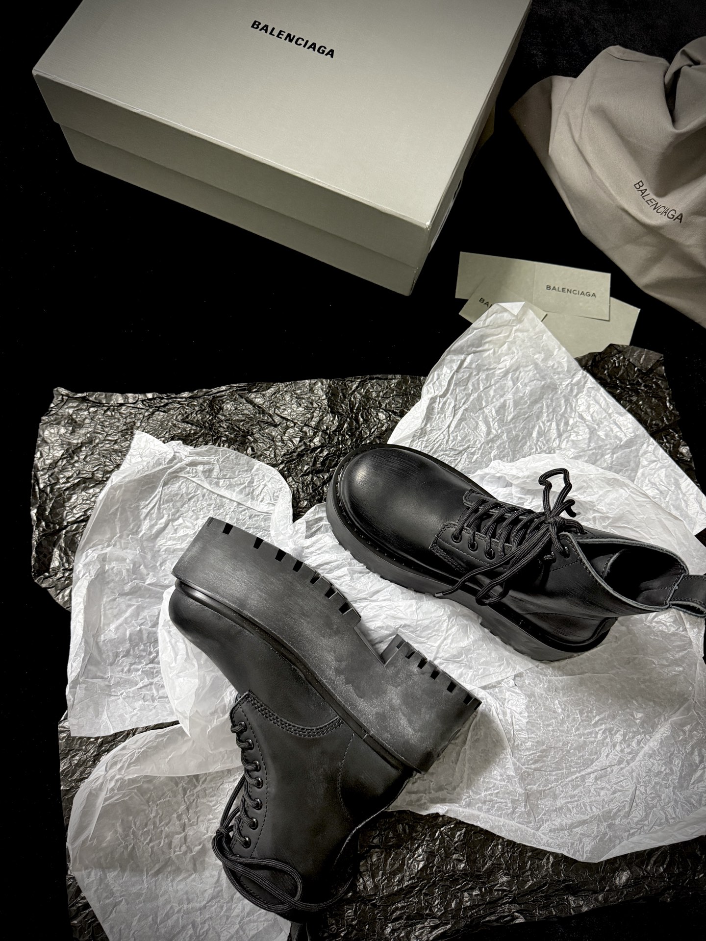 Balenciaga巴黎世家 Strike 牛皮 圆头系带 短靴 8cm 女款 黑 820933WCDA11000