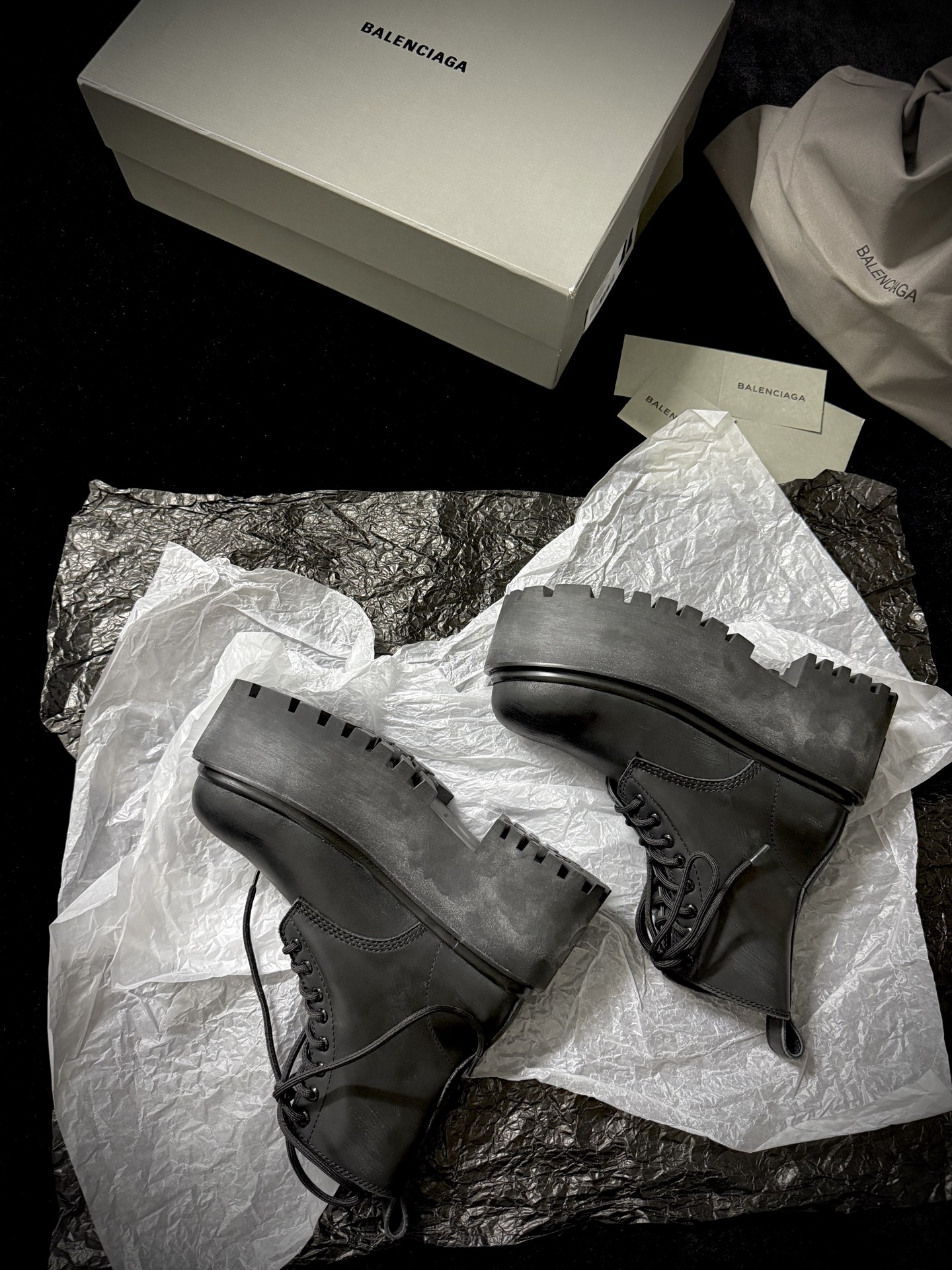 Balenciaga巴黎世家 Strike 牛皮 圆头系带 短靴 8cm 女款 黑 820933WCDA11000