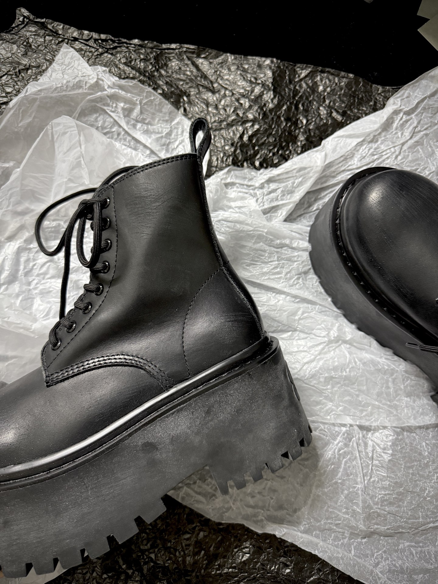 Balenciaga巴黎世家 Strike 牛皮 圆头系带 短靴 8cm 女款 黑 820933WCDA11000