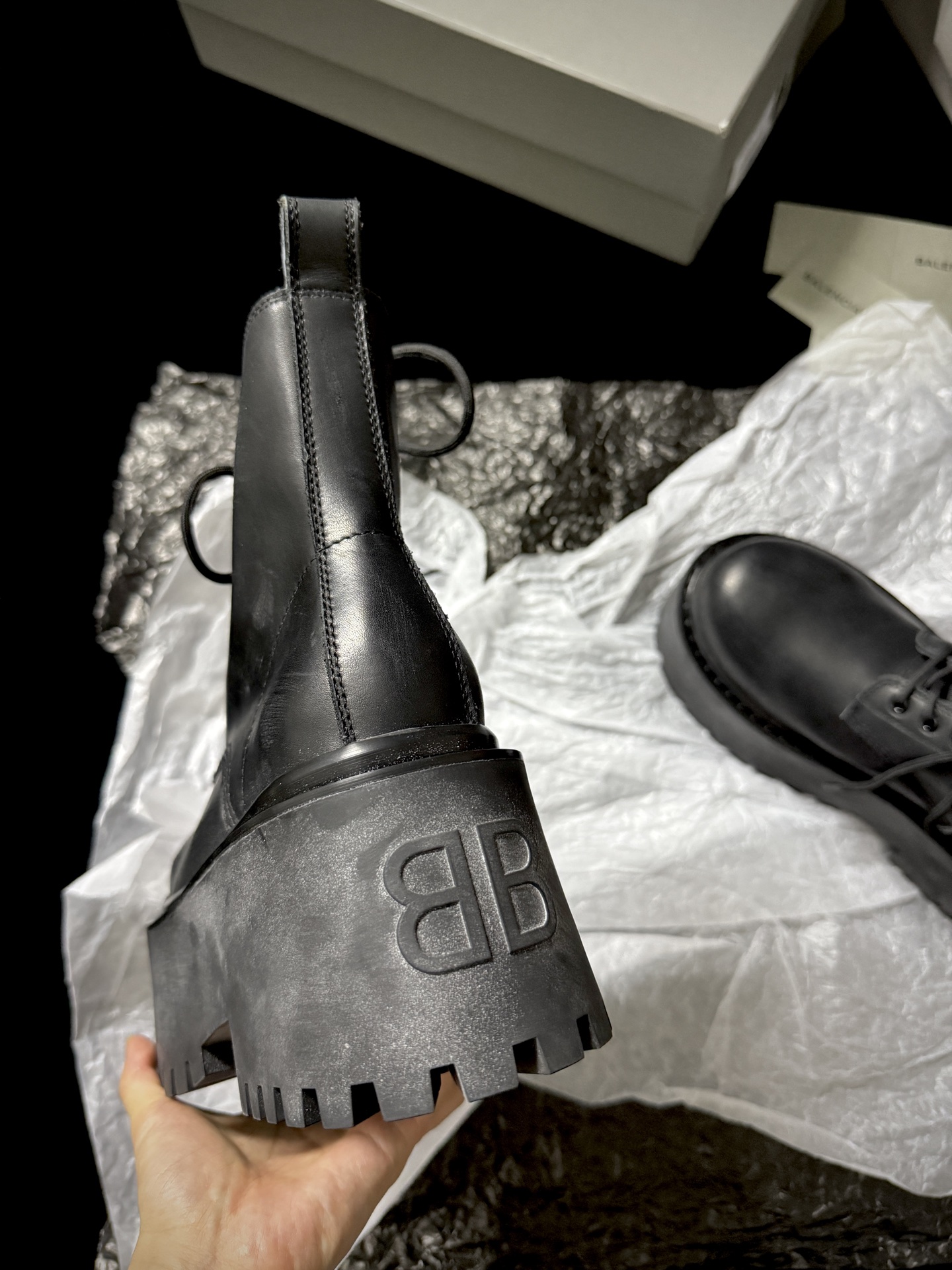 Balenciaga巴黎世家 Strike 牛皮 圆头系带 短靴 8cm 女款 黑 820933WCDA11000