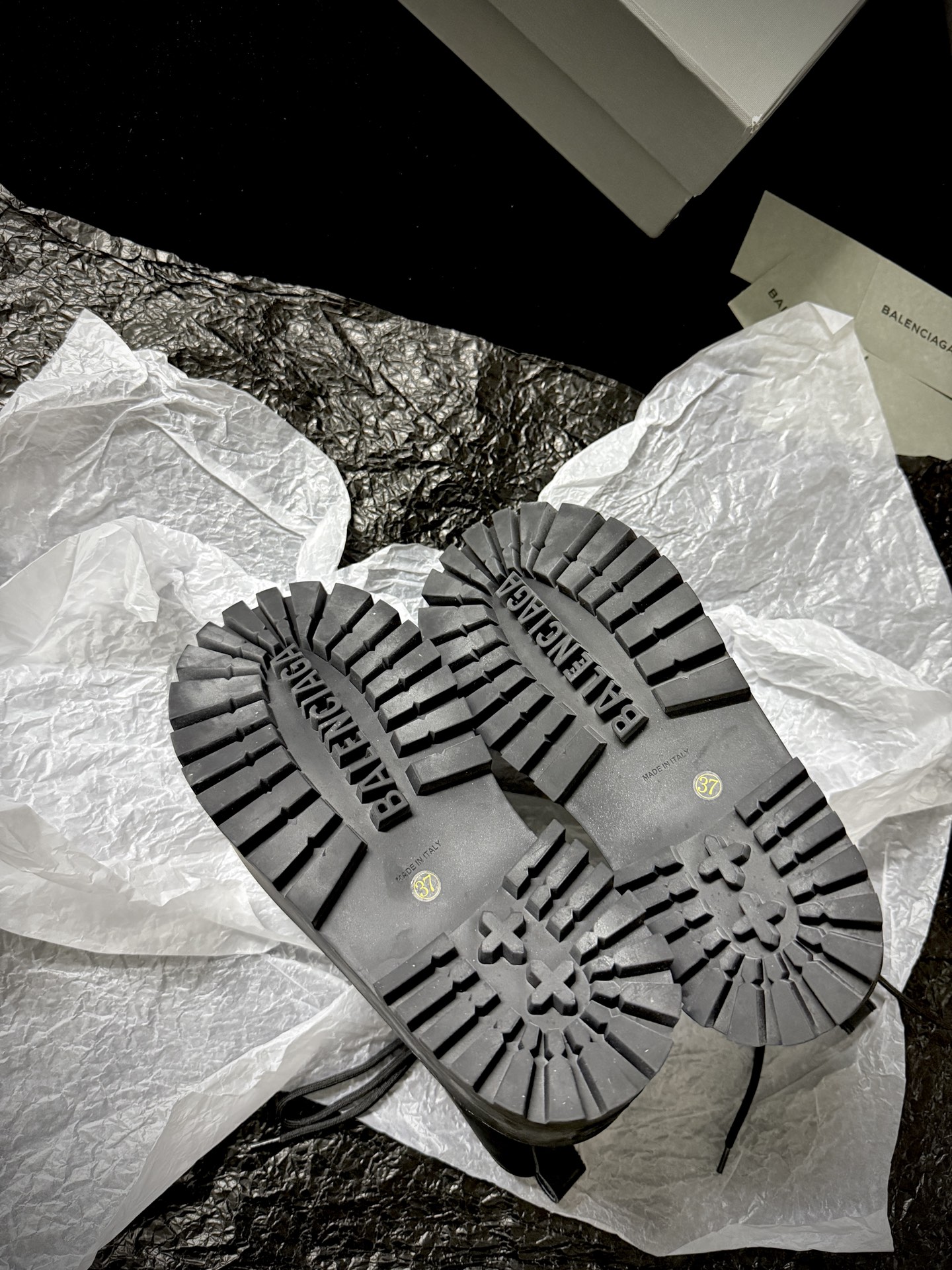 Balenciaga巴黎世家 Strike 牛皮 圆头系带 短靴 8cm 女款 黑 820933WCDA11000