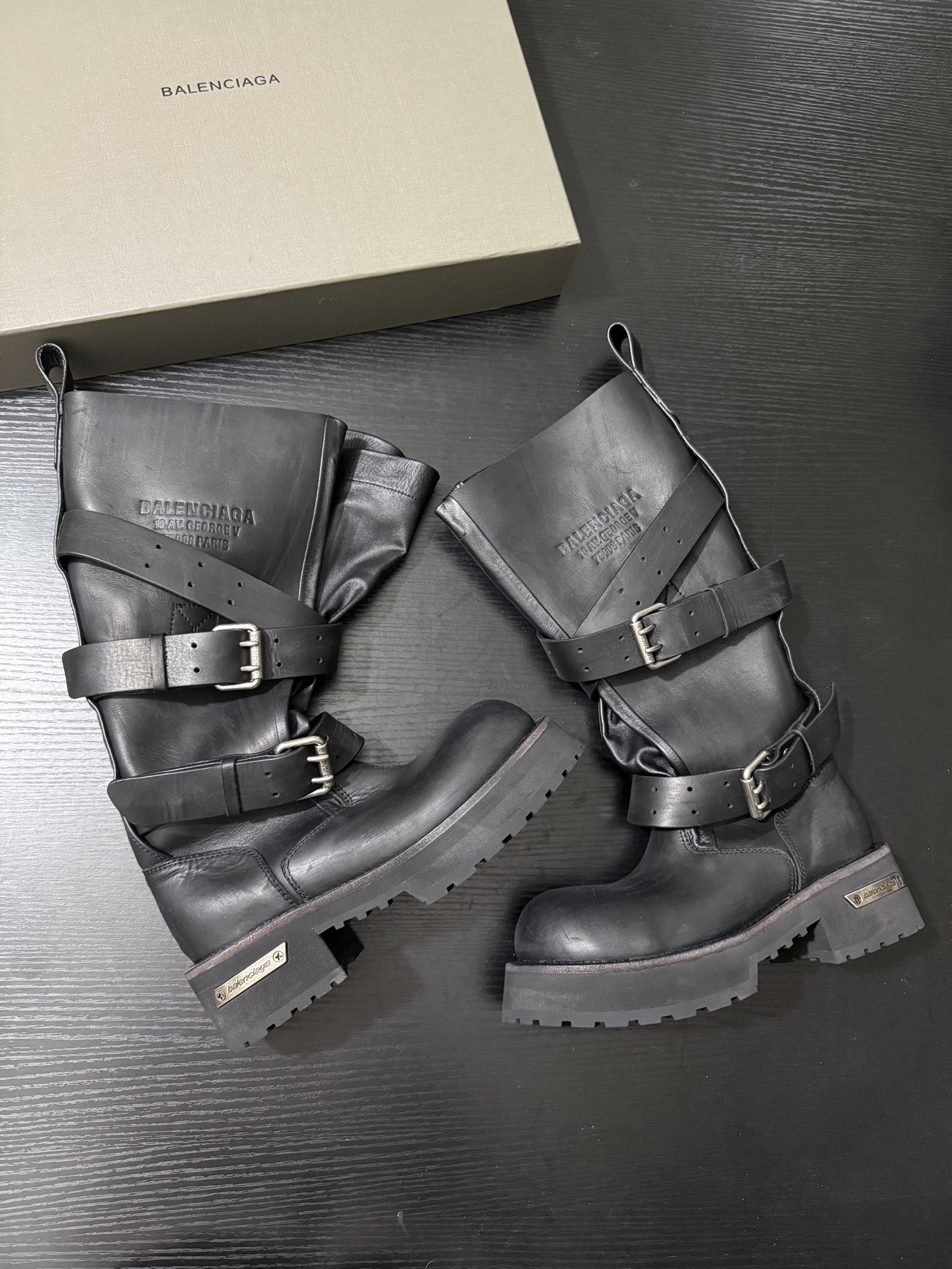 Balenciaga 巴黎世家 Venom 小牛皮 圆头搭扣 高筒靴 女款 黑色 833594WBEQ11000