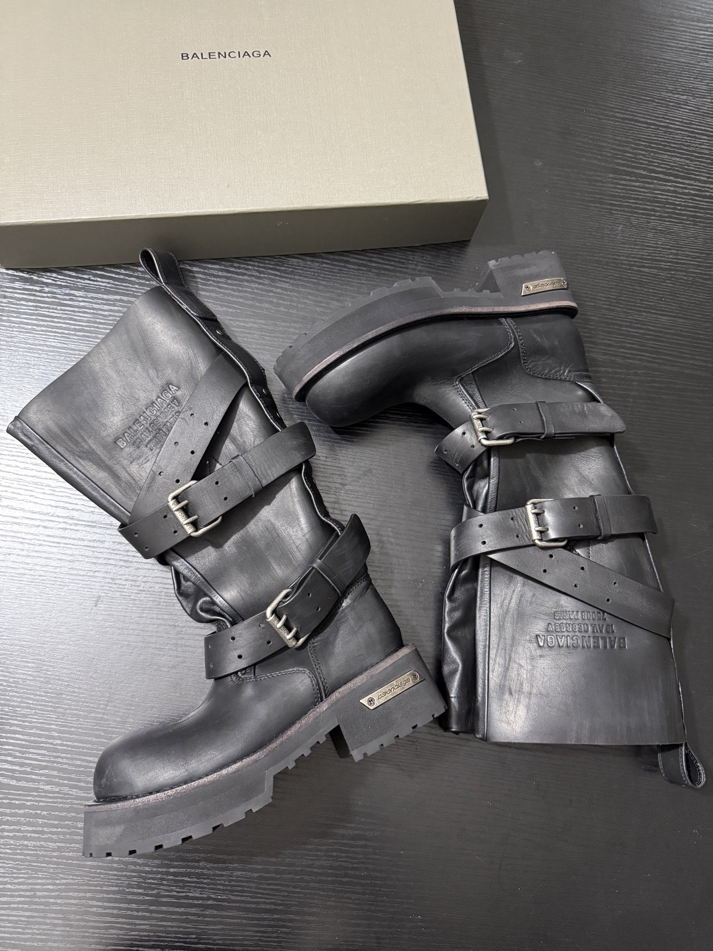 Balenciaga 巴黎世家 Venom 小牛皮 圆头搭扣 高筒靴 女款 黑色 833594WBEQ11000