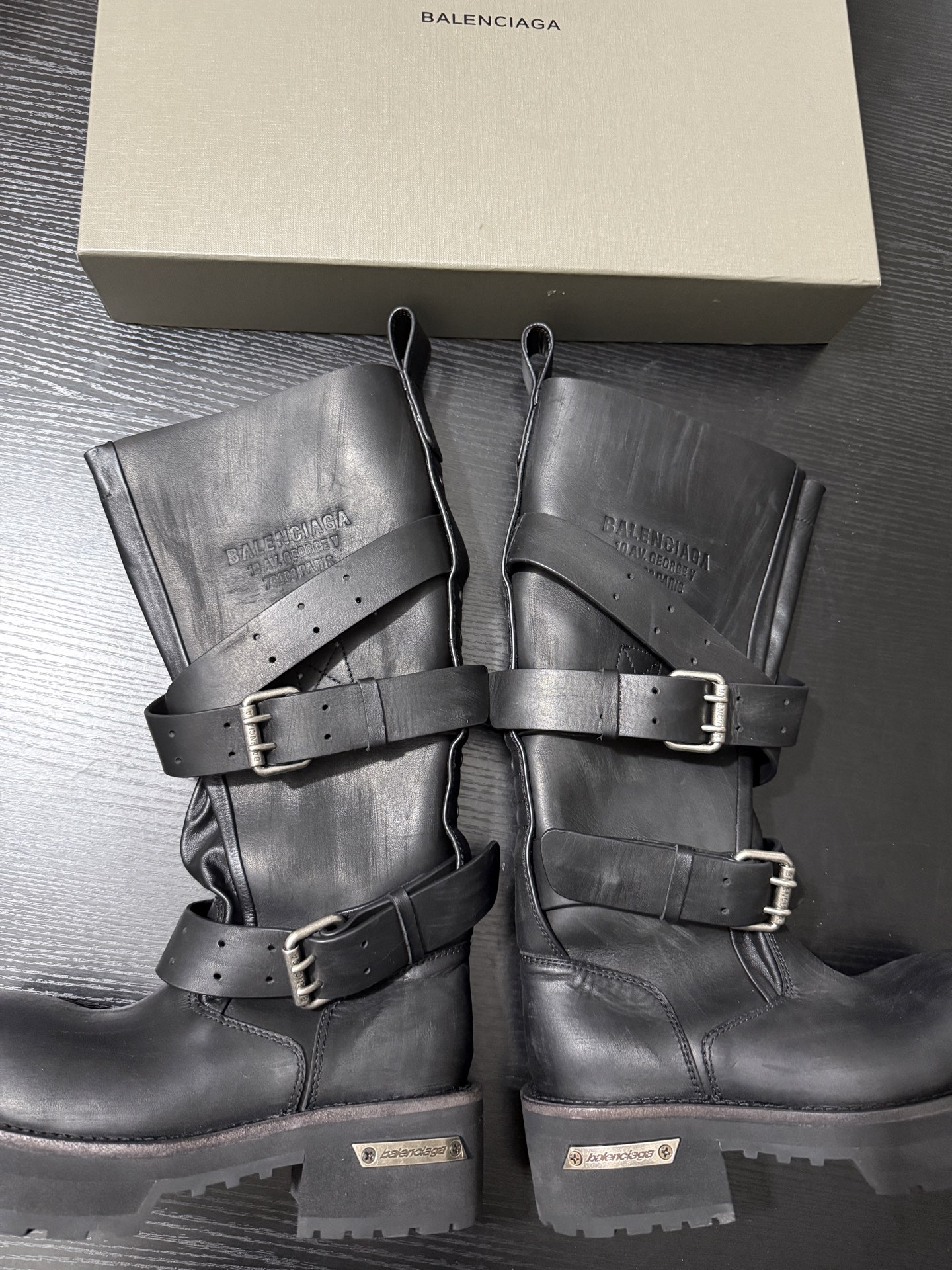 Balenciaga 巴黎世家 Venom 小牛皮 圆头搭扣 高筒靴 女款 黑色 833594WBEQ11000