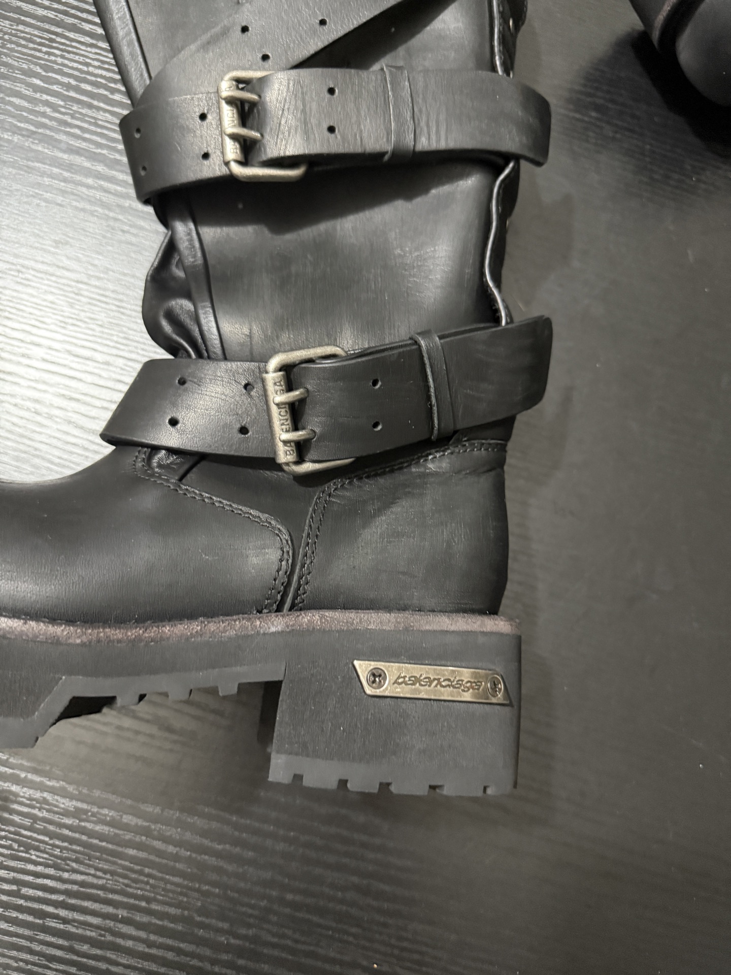 Balenciaga 巴黎世家 Venom 小牛皮 圆头搭扣 高筒靴 女款 黑色 833594WBEQ11000