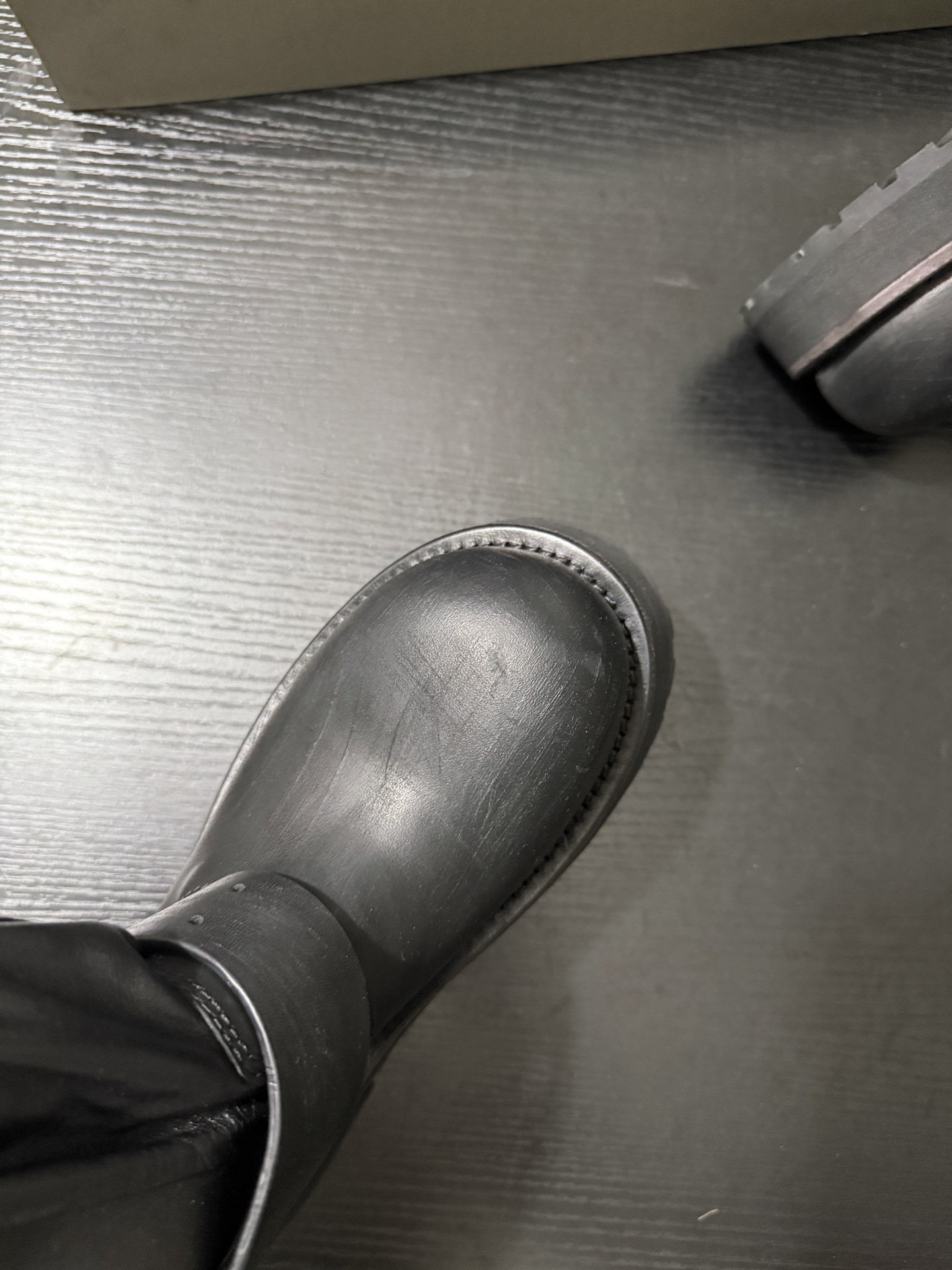 Balenciaga 巴黎世家 Venom 小牛皮 圆头搭扣 高筒靴 女款 黑色 833594WBEQ11000