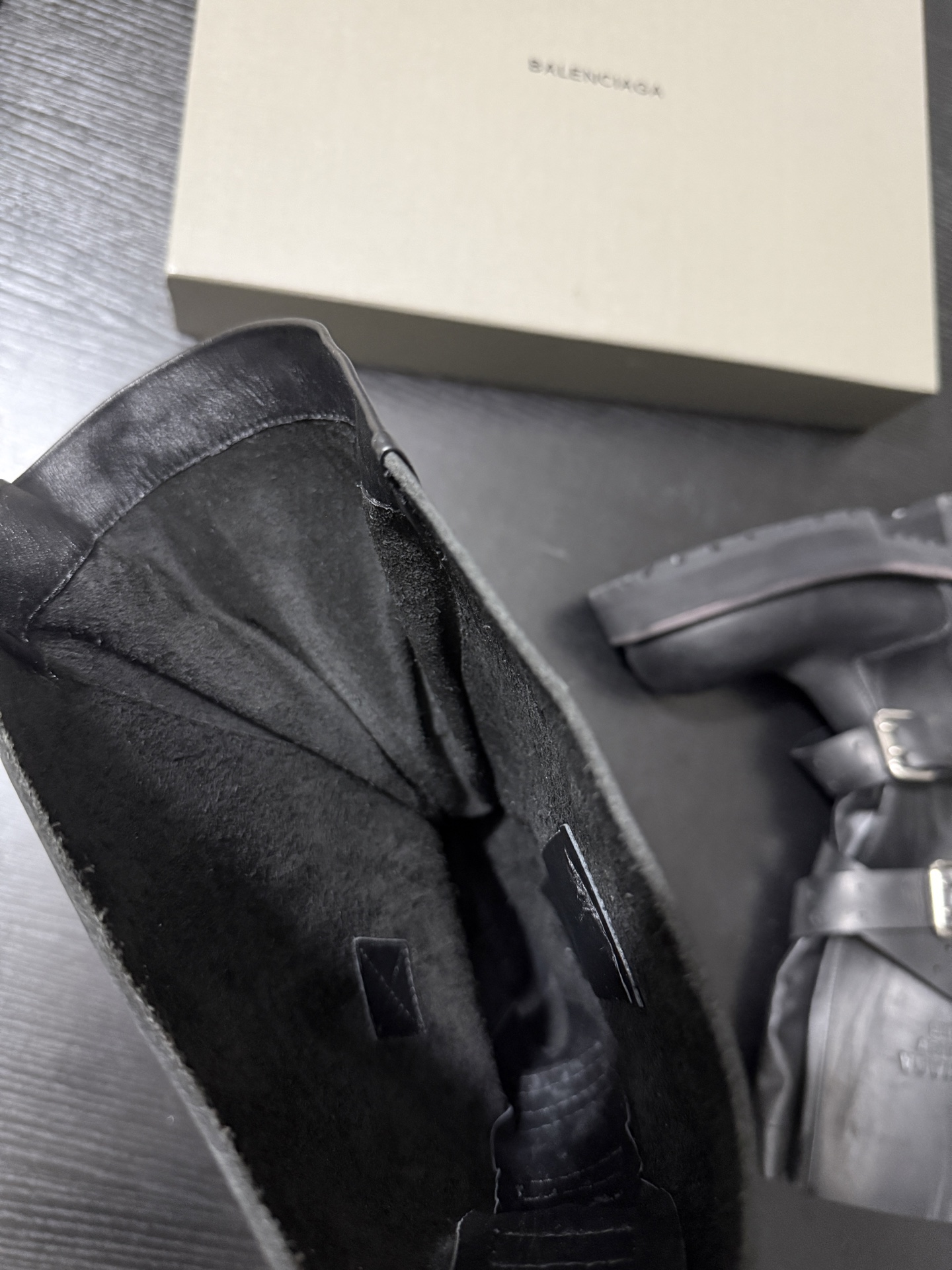 Balenciaga 巴黎世家 Venom 小牛皮 圆头搭扣 高筒靴 女款 黑色 833594WBEQ11000