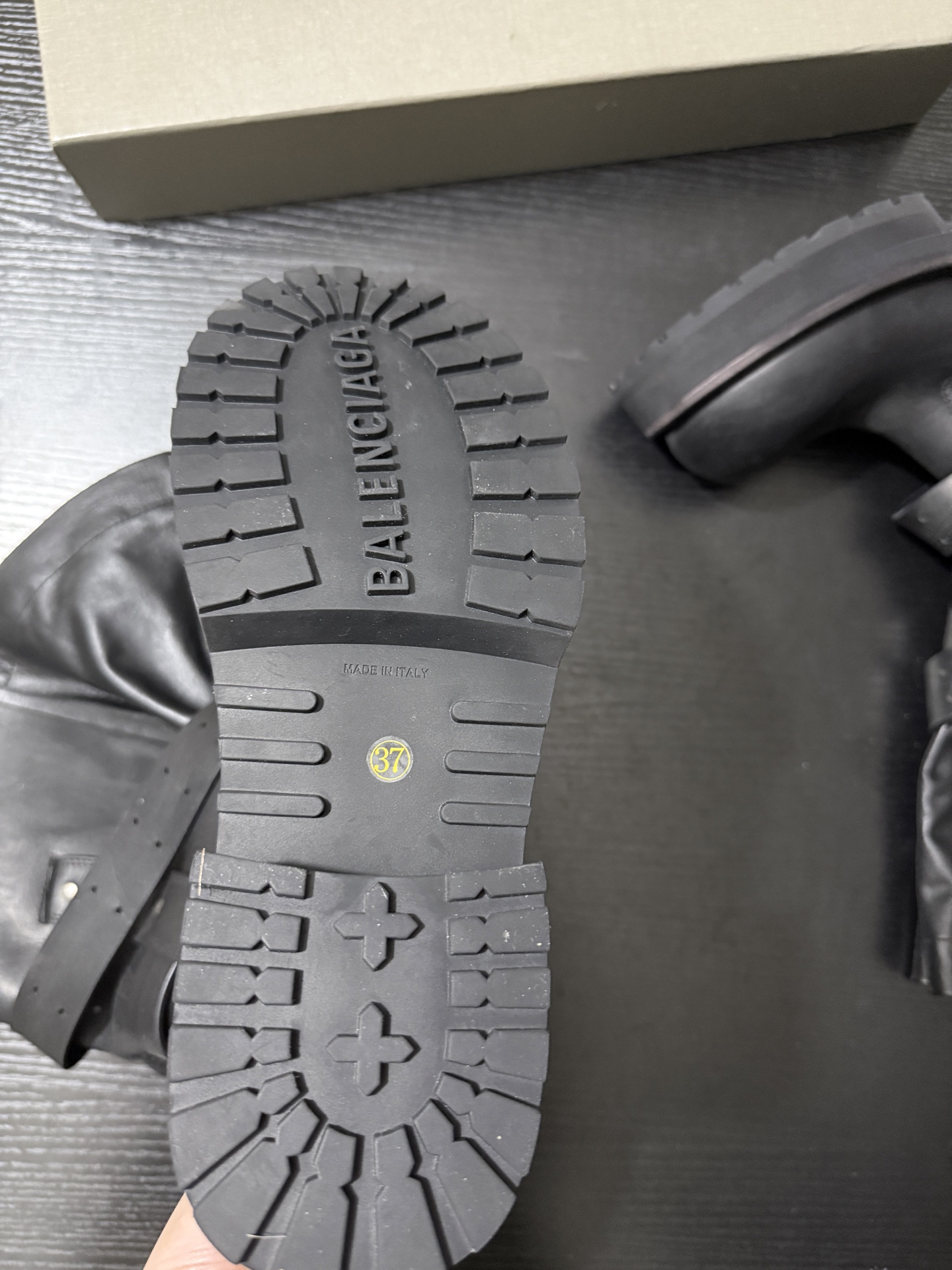 Balenciaga 巴黎世家 Venom 小牛皮 圆头搭扣 高筒靴 女款 黑色 833594WBEQ11000