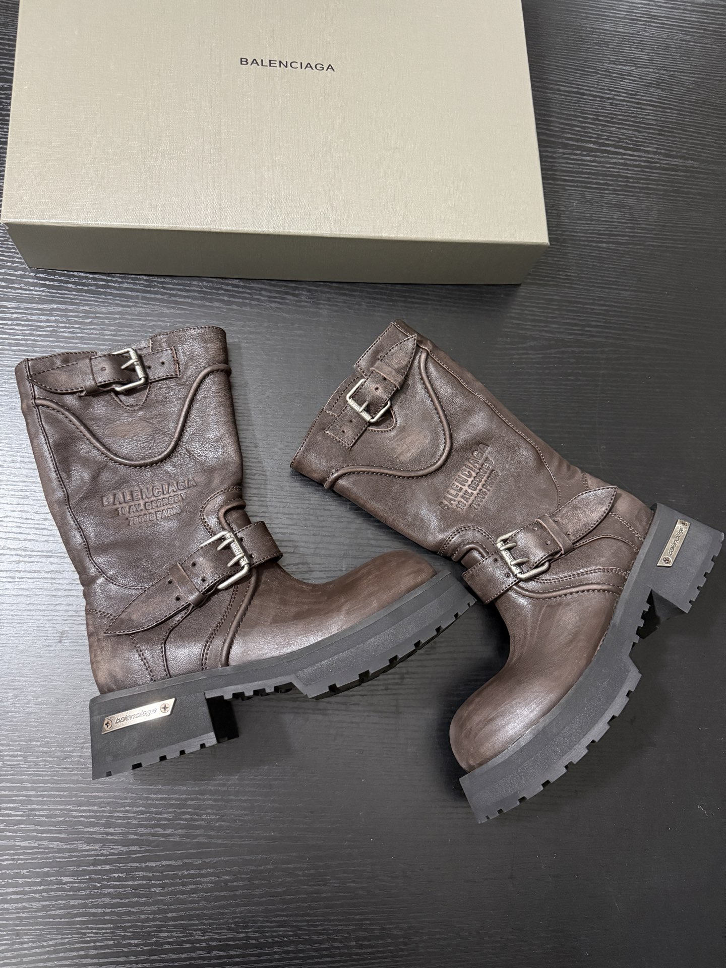 Balenciaga 巴黎世家 Venom 小牛皮 圆头搭扣 高筒靴 女款 磨损 棕色833585WCAL22824