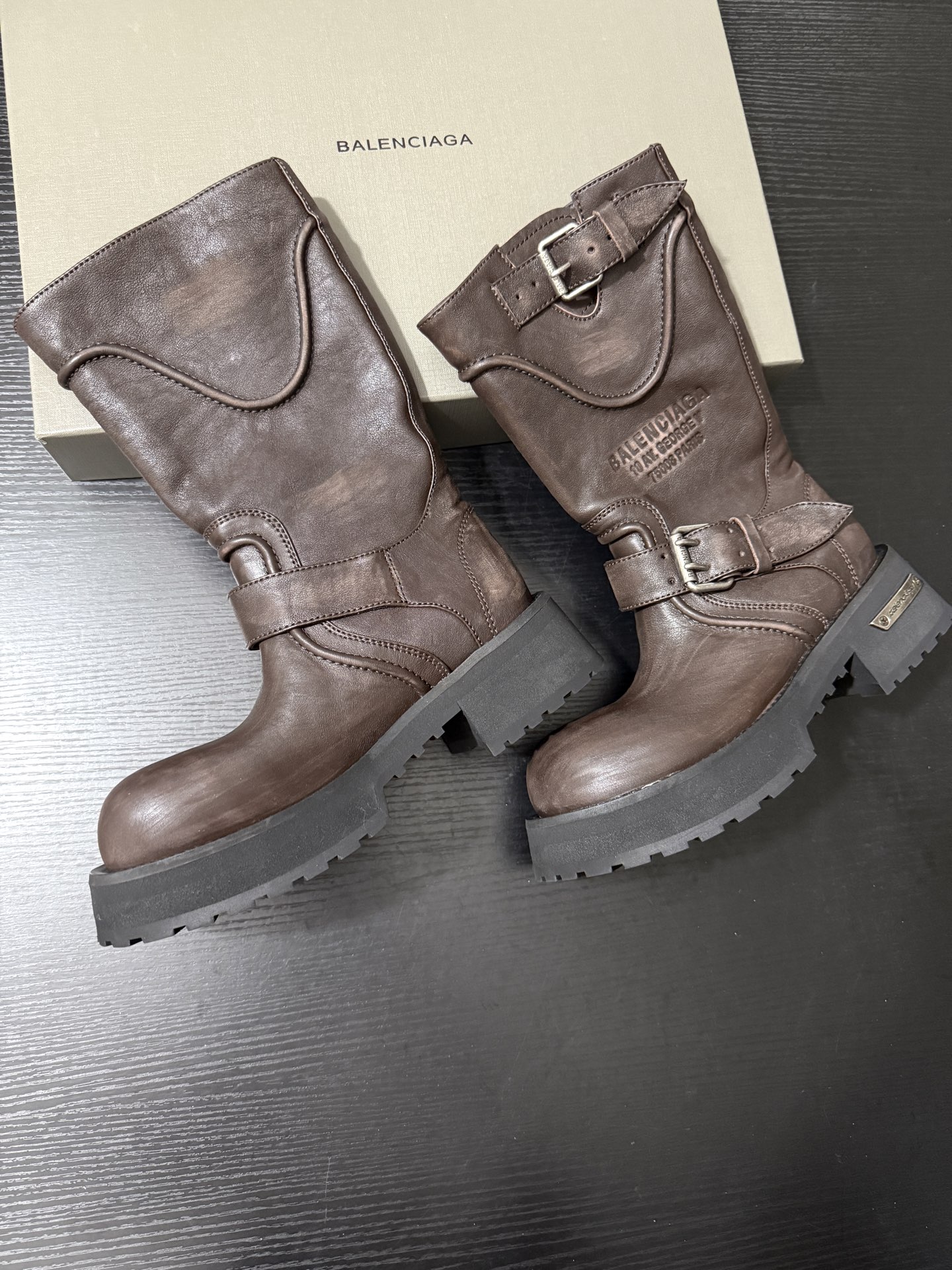 Balenciaga 巴黎世家 Venom 小牛皮 圆头搭扣 高筒靴 女款 磨损 棕色833585WCAL22824