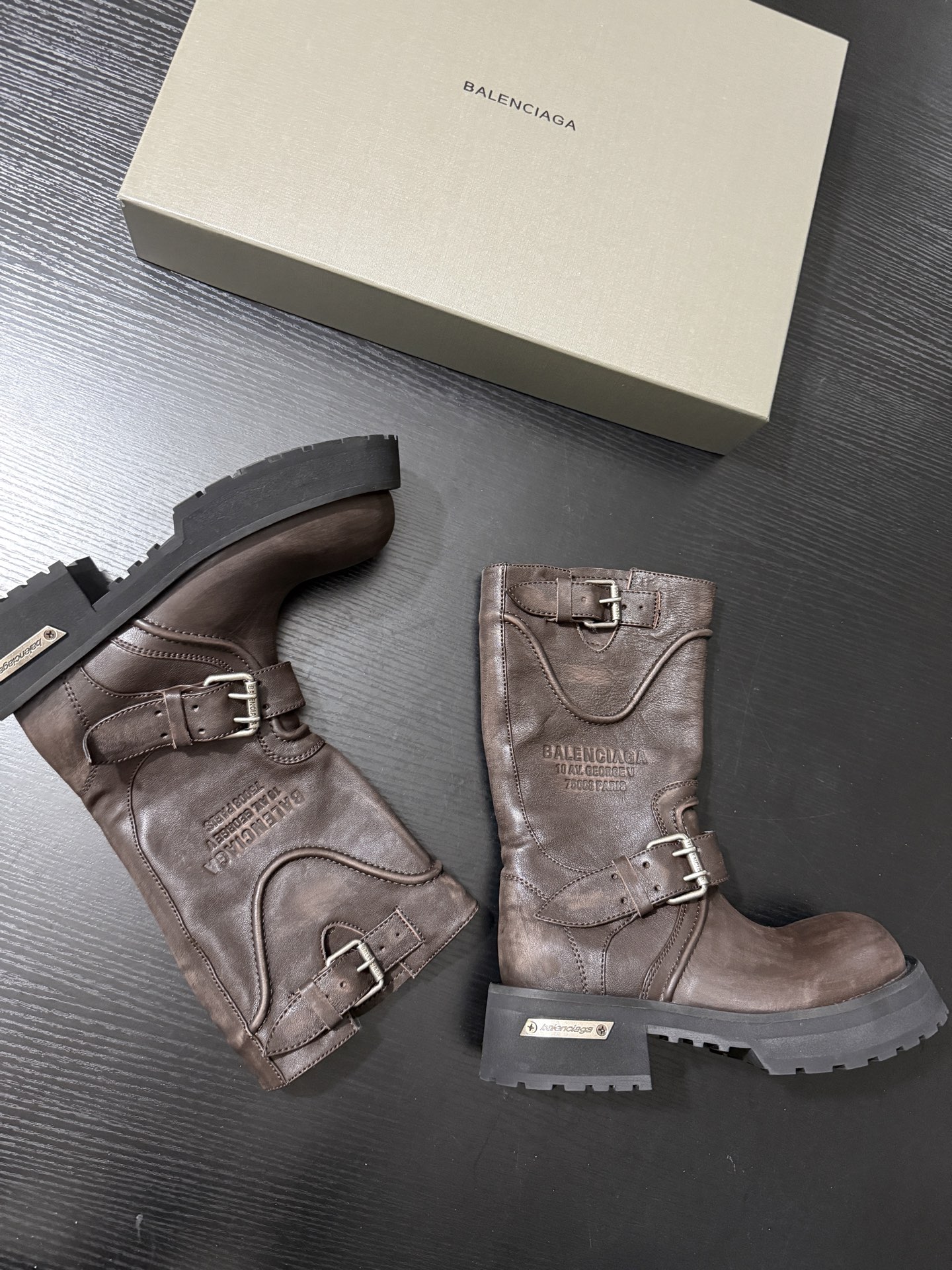 Balenciaga 巴黎世家 Venom 小牛皮 圆头搭扣 高筒靴 女款 磨损 棕色833585WCAL22824