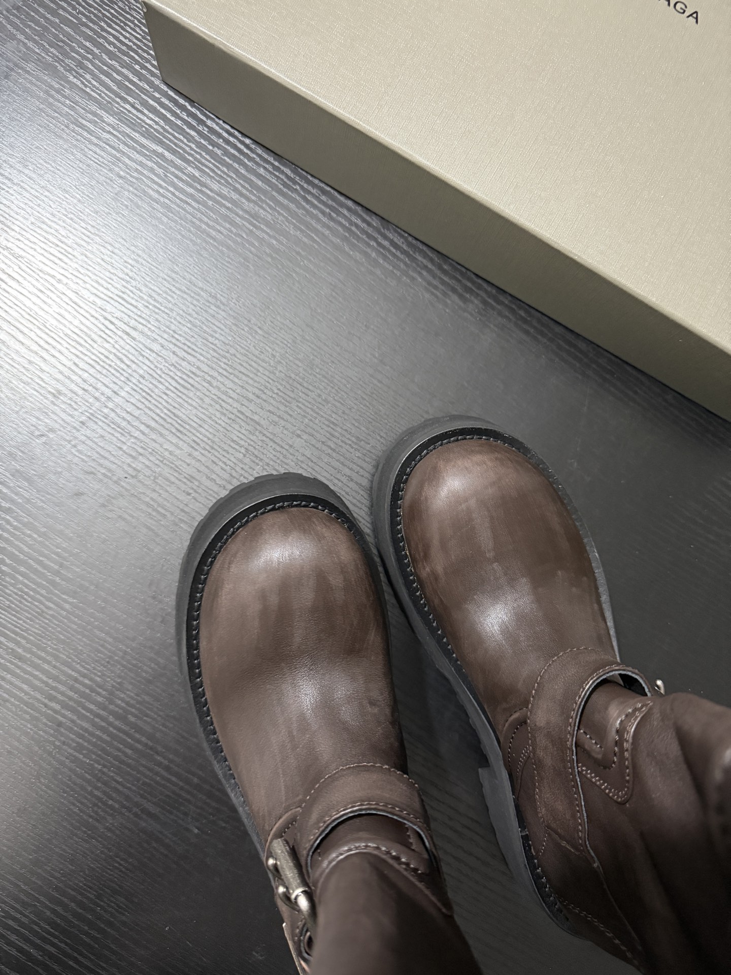 Balenciaga 巴黎世家 Venom 小牛皮 圆头搭扣 高筒靴 女款 磨损 棕色833585WCAL22824