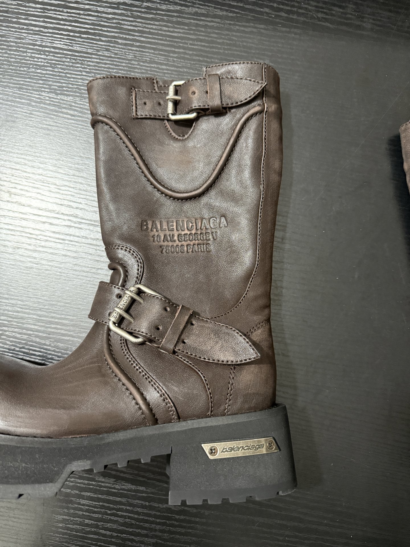 Balenciaga 巴黎世家 Venom 小牛皮 圆头搭扣 高筒靴 女款 磨损 棕色833585WCAL22824