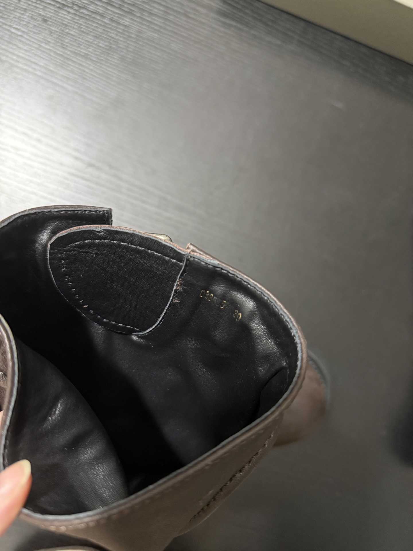 Balenciaga 巴黎世家 Venom 小牛皮 圆头搭扣 高筒靴 女款 磨损 棕色833585WCAL22824