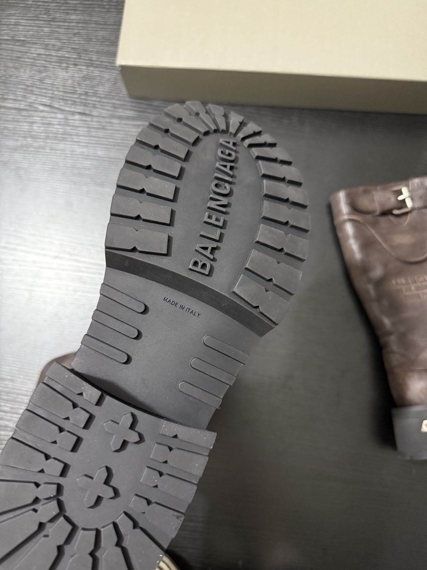 Balenciaga 巴黎世家 Venom 小牛皮 圆头搭扣 高筒靴 女款 磨损 棕色833585WCAL22824