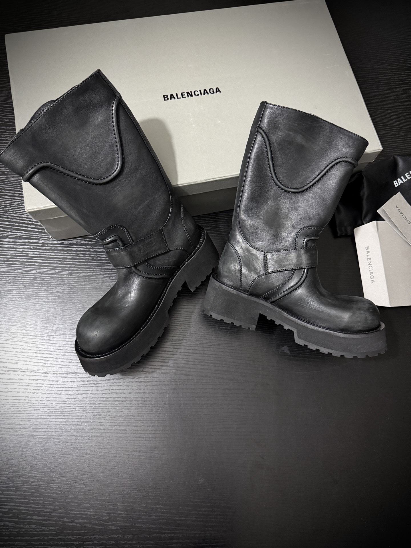 Balenciaga 巴黎世家 Venom 小牛皮 圆头搭扣 高筒靴 女款 磨损 D0黑色833585WCAL11080
