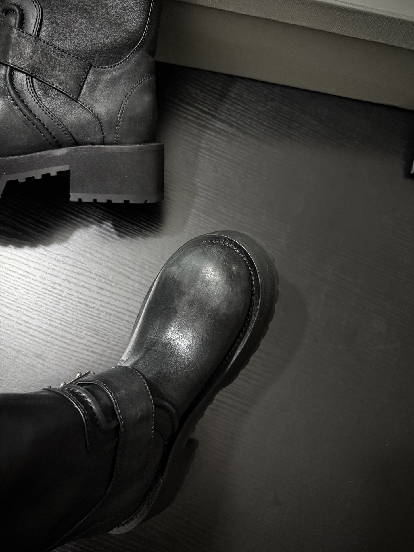 Balenciaga 巴黎世家 Venom 小牛皮 圆头搭扣 高筒靴 女款 磨损 D0黑色833585WCAL11080