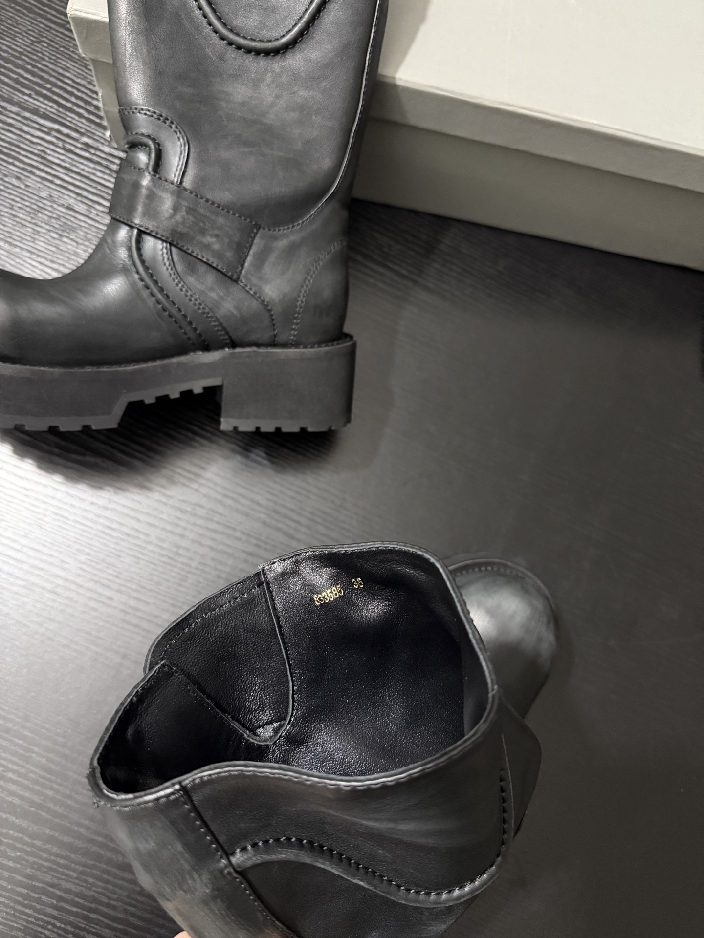 Balenciaga 巴黎世家 Venom 小牛皮 圆头搭扣 高筒靴 女款 磨损 D0黑色833585WCAL11080