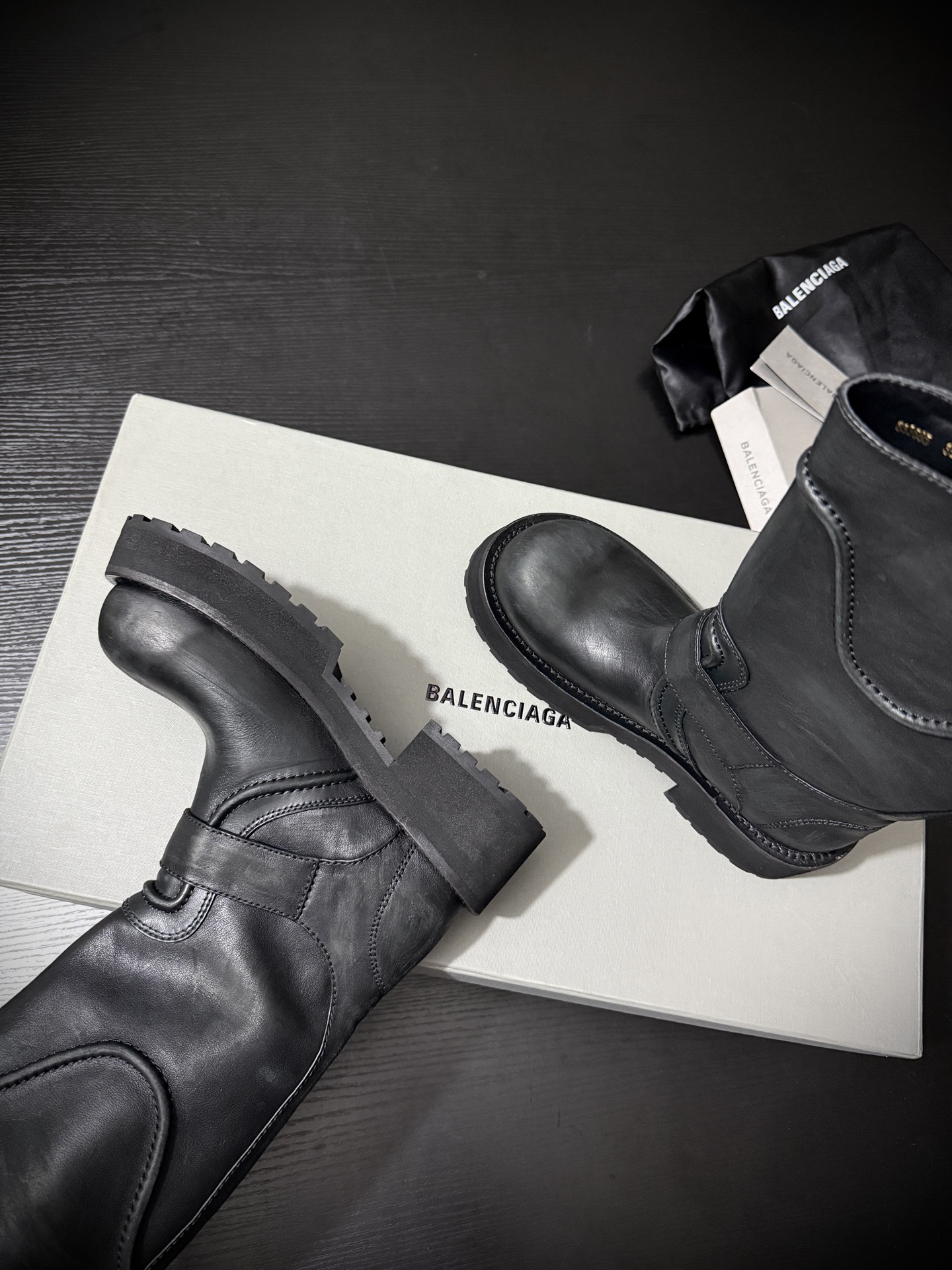 Balenciaga 巴黎世家 Venom 小牛皮 圆头搭扣 高筒靴 女款 磨损 D0黑色833585WCAL11080