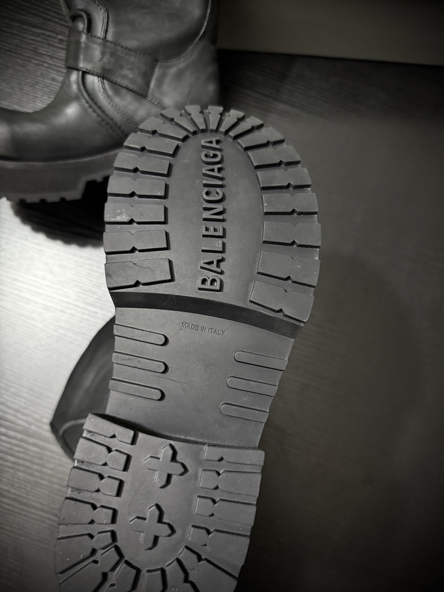 Balenciaga 巴黎世家 Venom 小牛皮 圆头搭扣 高筒靴 女款 磨损 D0黑色833585WCAL11080