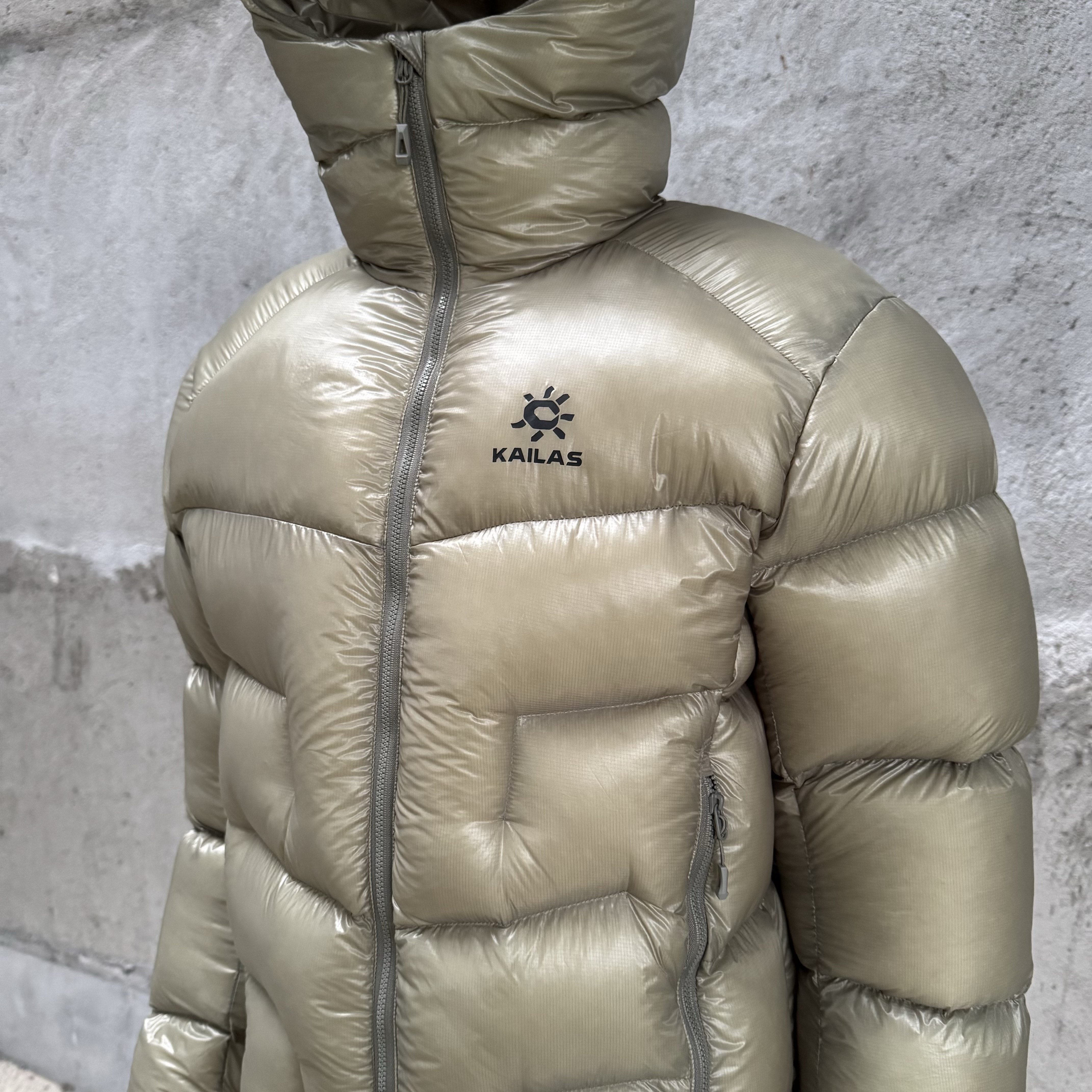 凯乐石KAILAS 5000GT 防风保暖拒水轻量易收纳高海拔徒步登山运动户外 连帽羽绒服 男女同款 乌木色 KG2443114