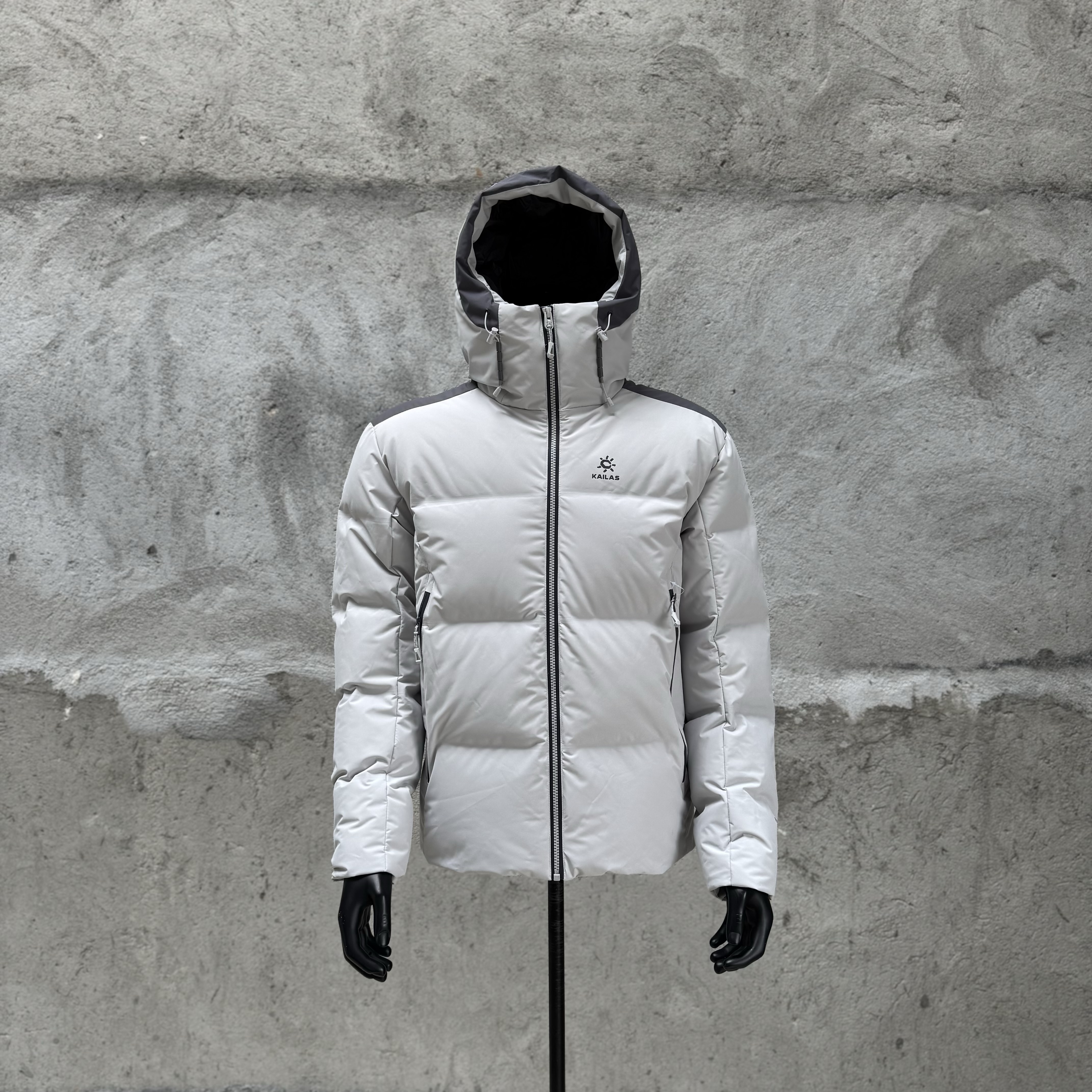 凯乐石KAILAS 达古 700蓬  运动户外徒步滑雪旅行防风保暖透气散热连帽羽绒服外套 男款C0 浅灰色  KG2443101