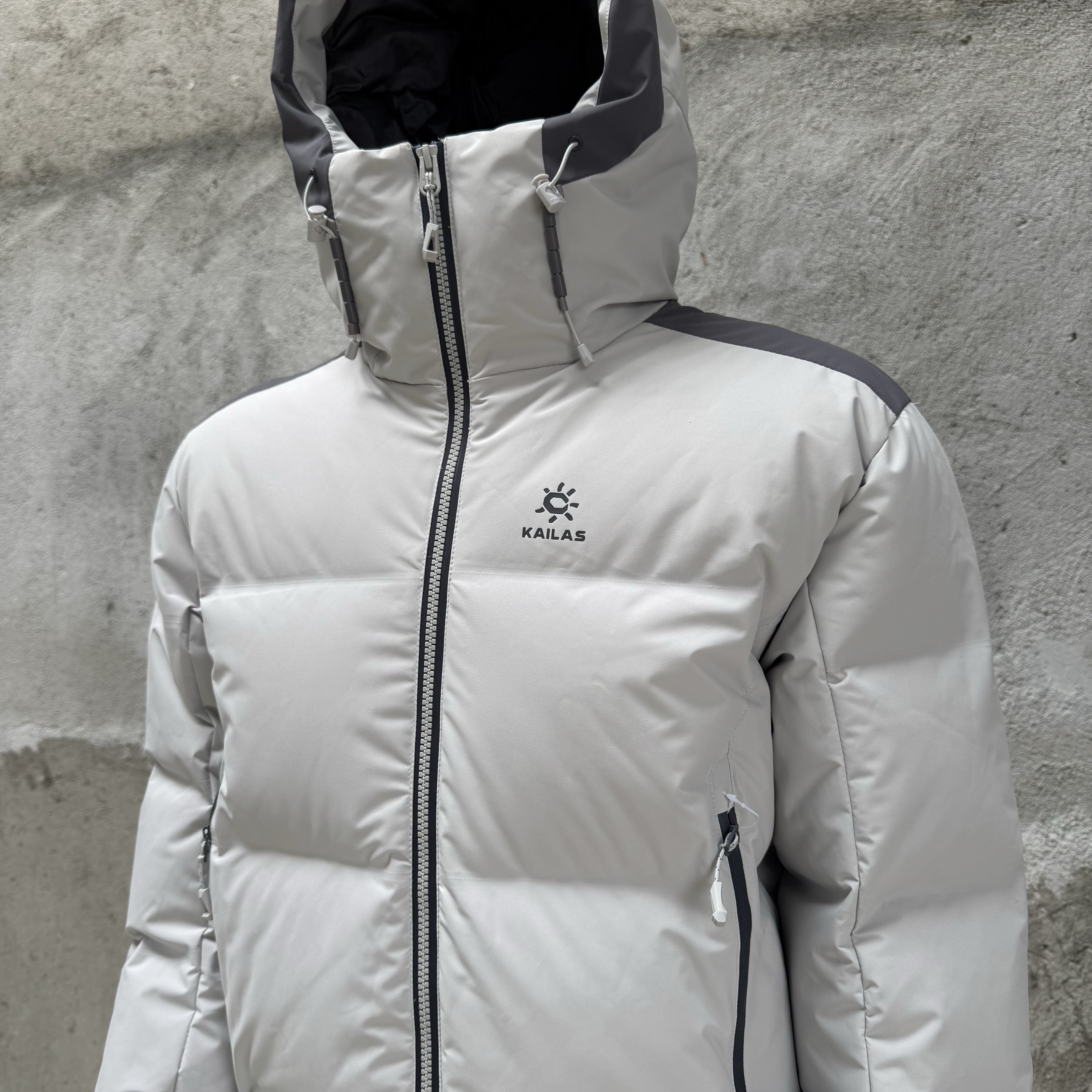凯乐石KAILAS 达古 700蓬  运动户外徒步滑雪旅行防风保暖透气散热连帽羽绒服外套 男款C0 浅灰色  KG2443101