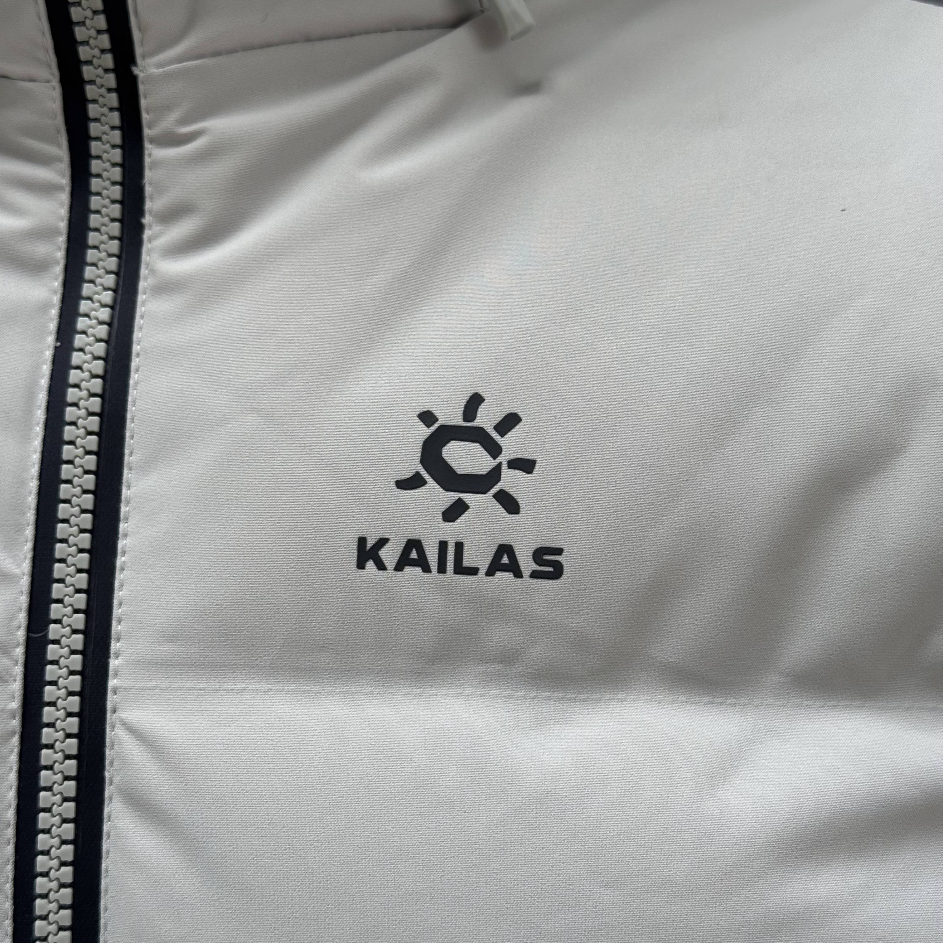 凯乐石KAILAS 达古 700蓬  运动户外徒步滑雪旅行防风保暖透气散热连帽羽绒服外套 男款C0 浅灰色  KG2443101