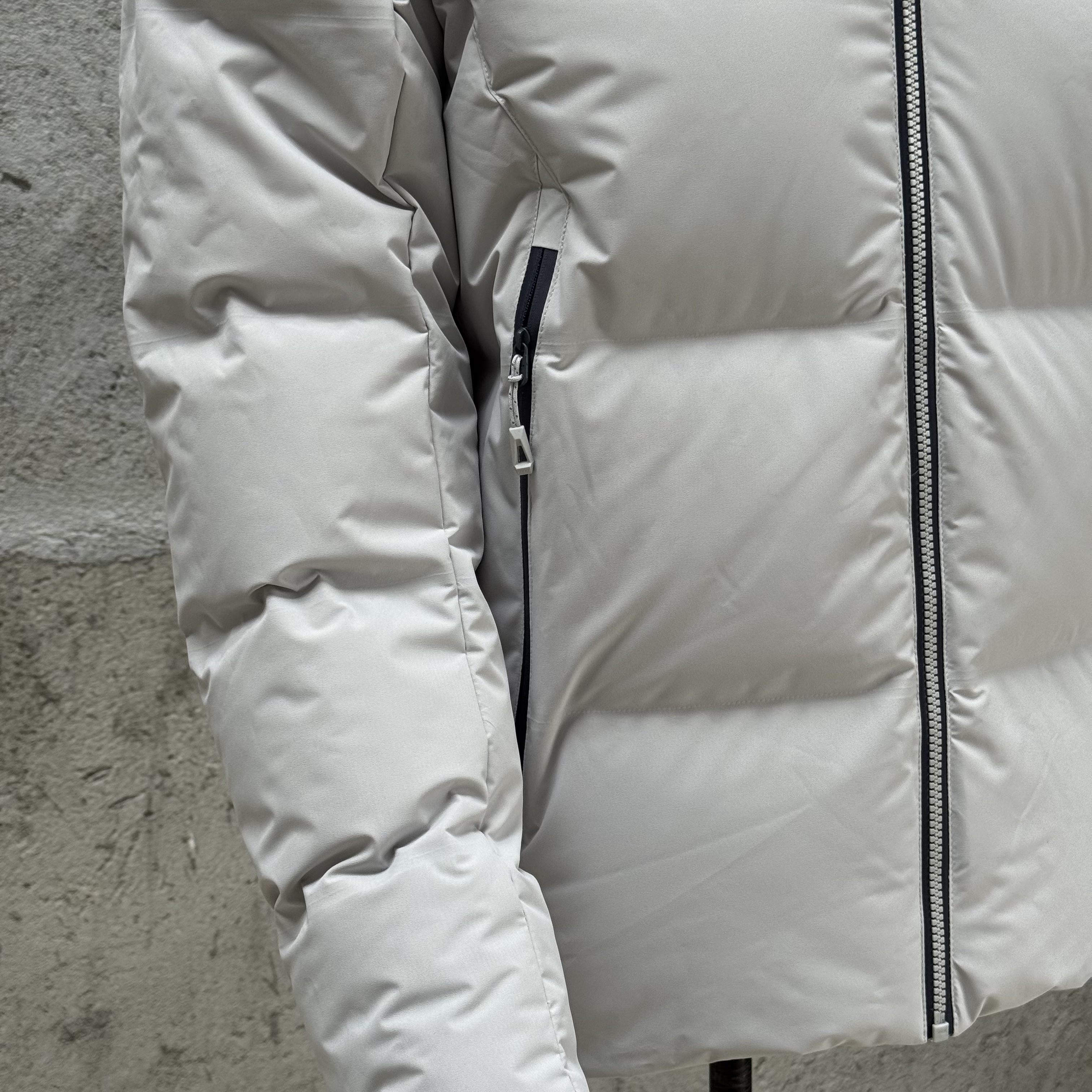 凯乐石KAILAS 达古 700蓬  运动户外徒步滑雪旅行防风保暖透气散热连帽羽绒服外套 男款C0 浅灰色  KG2443101