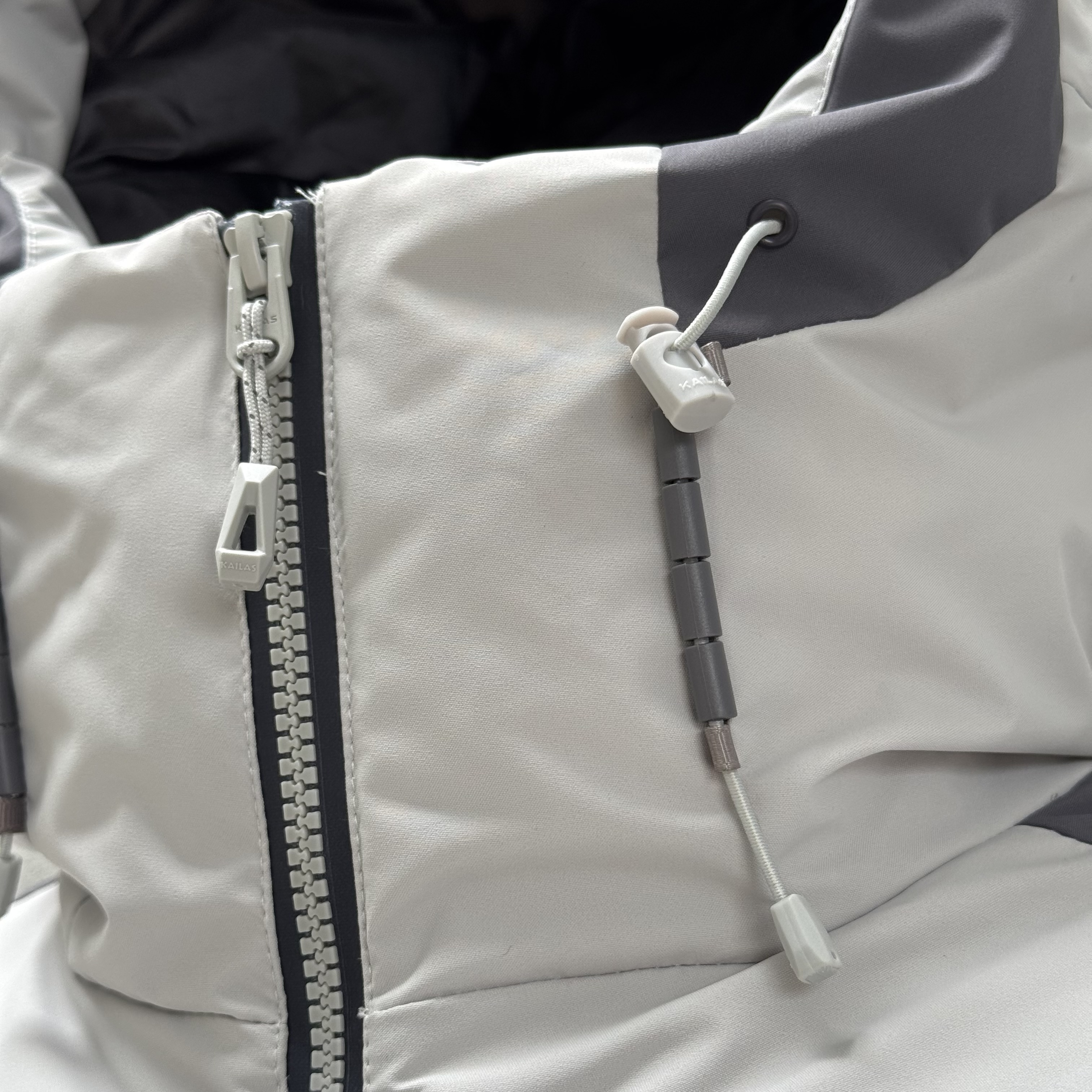 凯乐石KAILAS 达古 700蓬  运动户外徒步滑雪旅行防风保暖透气散热连帽羽绒服外套 男款C0 浅灰色  KG2443101