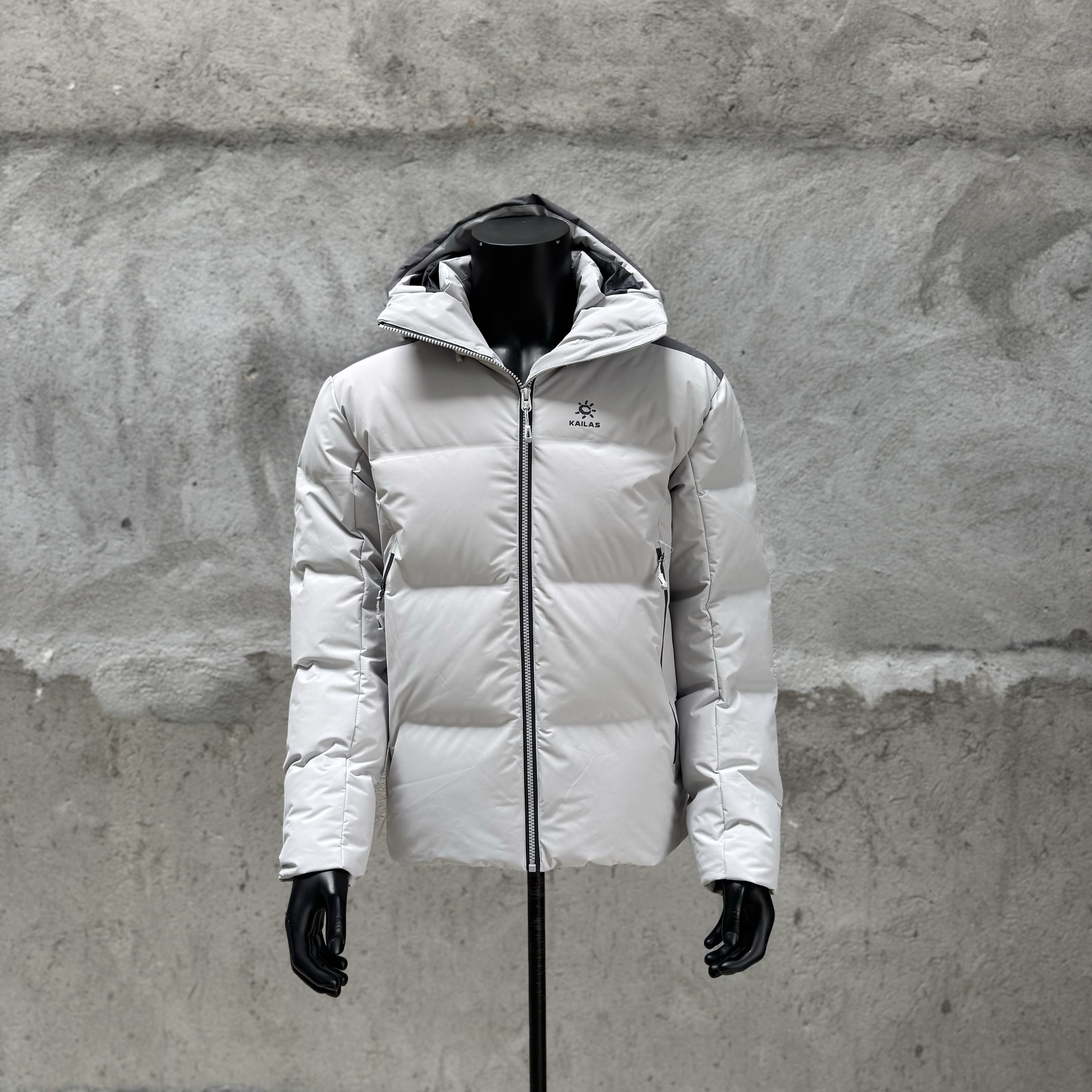 凯乐石KAILAS 达古 700蓬  运动户外徒步滑雪旅行防风保暖透气散热连帽羽绒服外套 男款C0 浅灰色  KG2443101