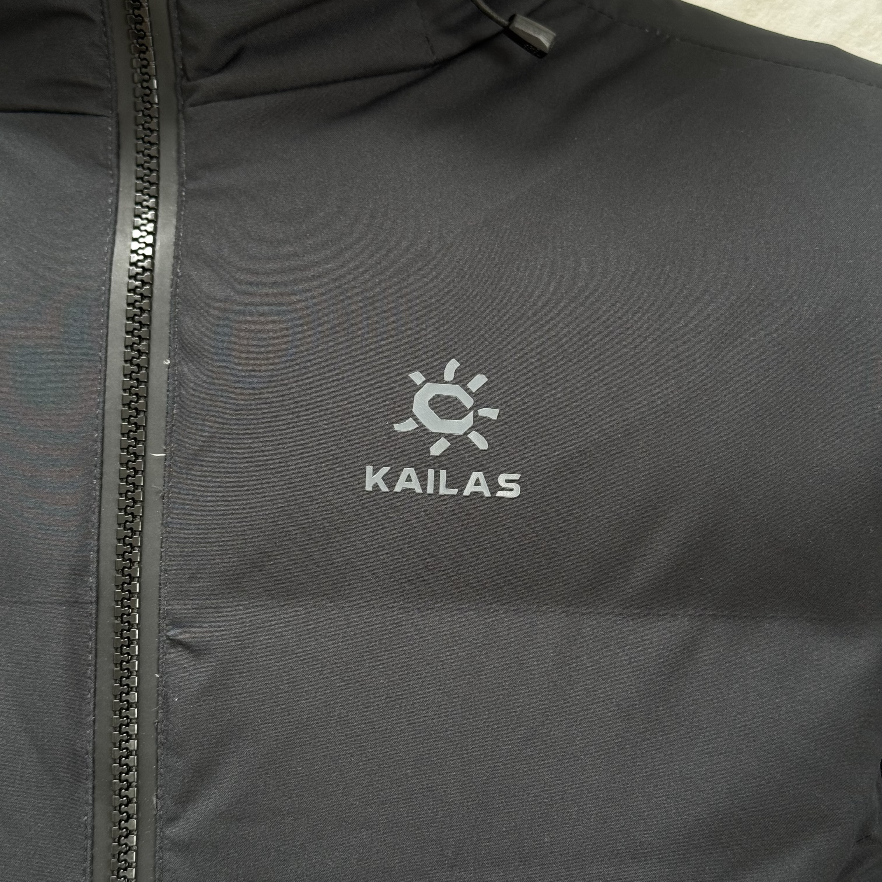 凯乐石KAILAS 达古 700蓬  运动户外徒步滑雪旅行防风保暖透气散热连帽羽绒服外套 男款 黑色 KG2443101  