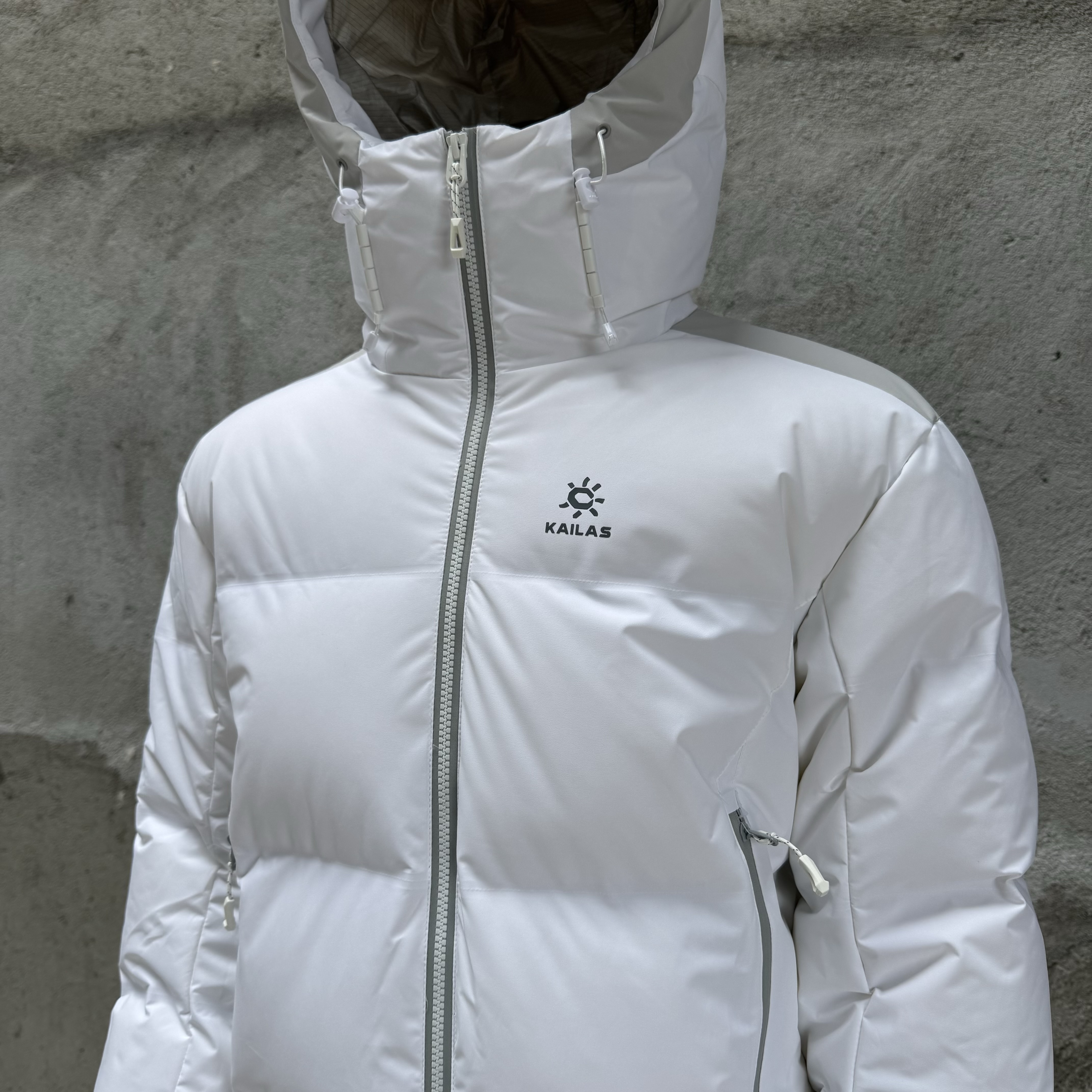 凯乐石KAILAS 达古 700蓬  运动户外徒步滑雪旅行防风保暖透气散热连帽羽绒服外套 男款C0 亮白