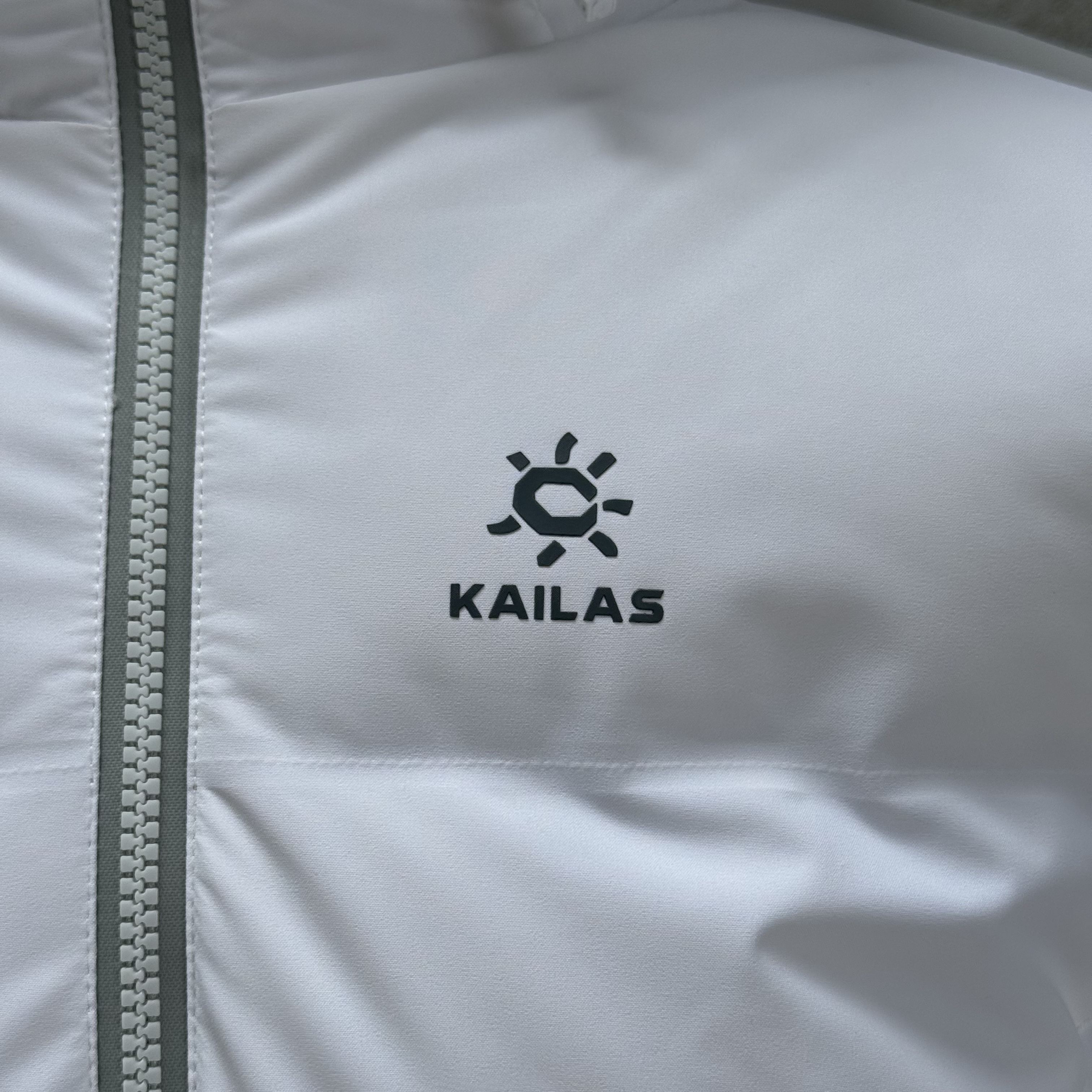 凯乐石KAILAS 达古 700蓬  运动户外徒步滑雪旅行防风保暖透气散热连帽羽绒服外套 男款C0 亮白