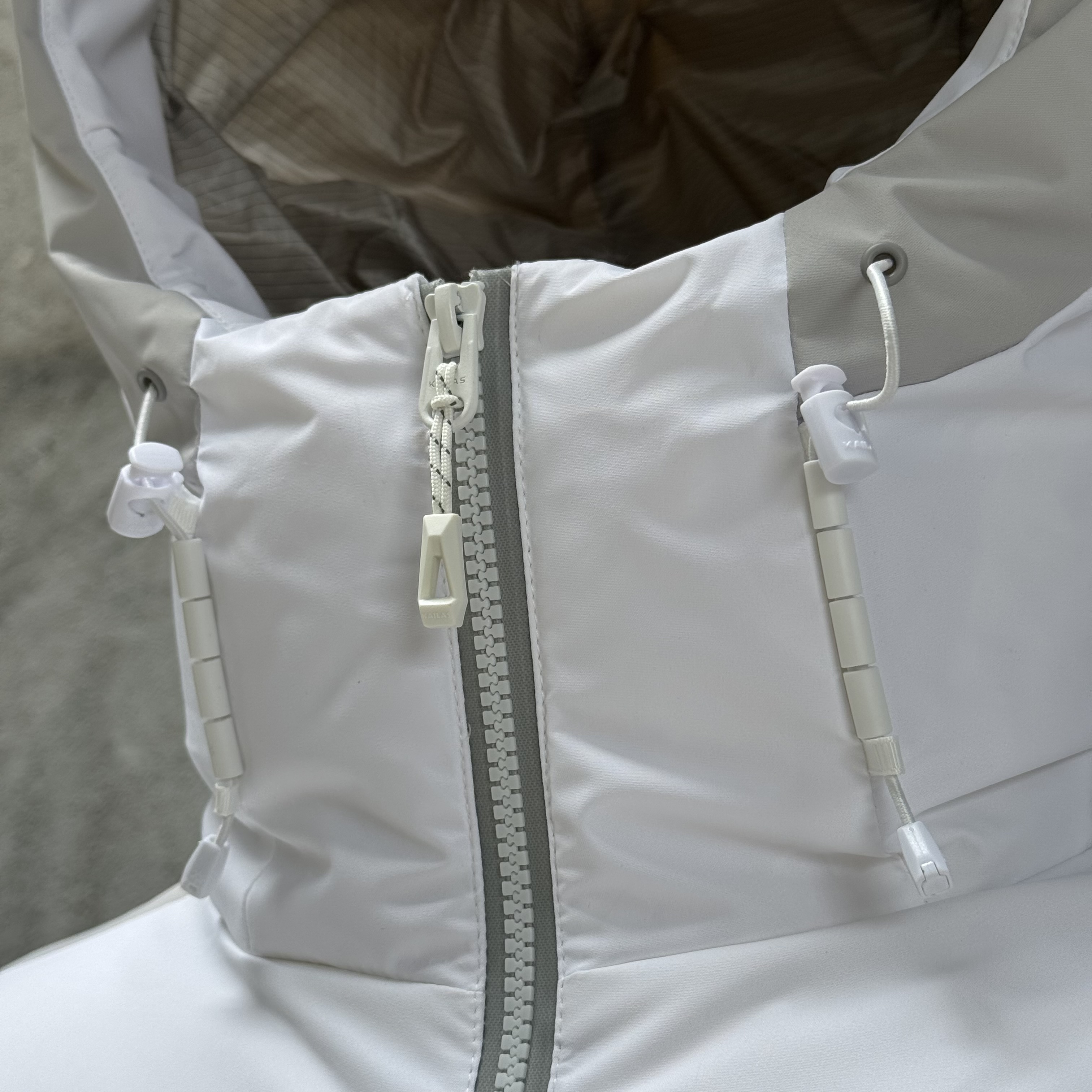 凯乐石KAILAS 达古 700蓬  运动户外徒步滑雪旅行防风保暖透气散热连帽羽绒服外套 男款C0 亮白