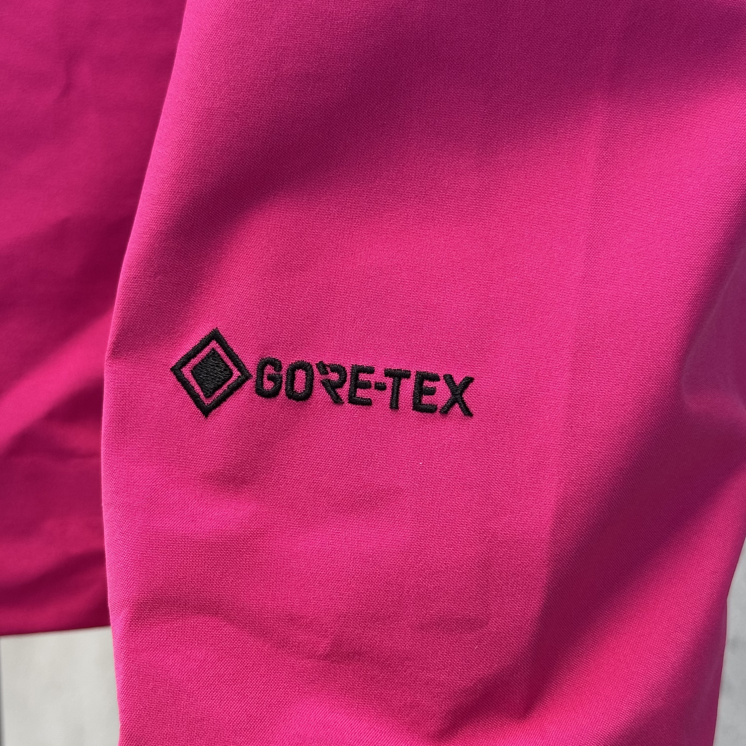 凯乐石KAILAS MONT X  全天候GTX 暴雨户外登山运动 防水防风硬壳冲锋衣 凤搂 男款 KG2331117 粉色