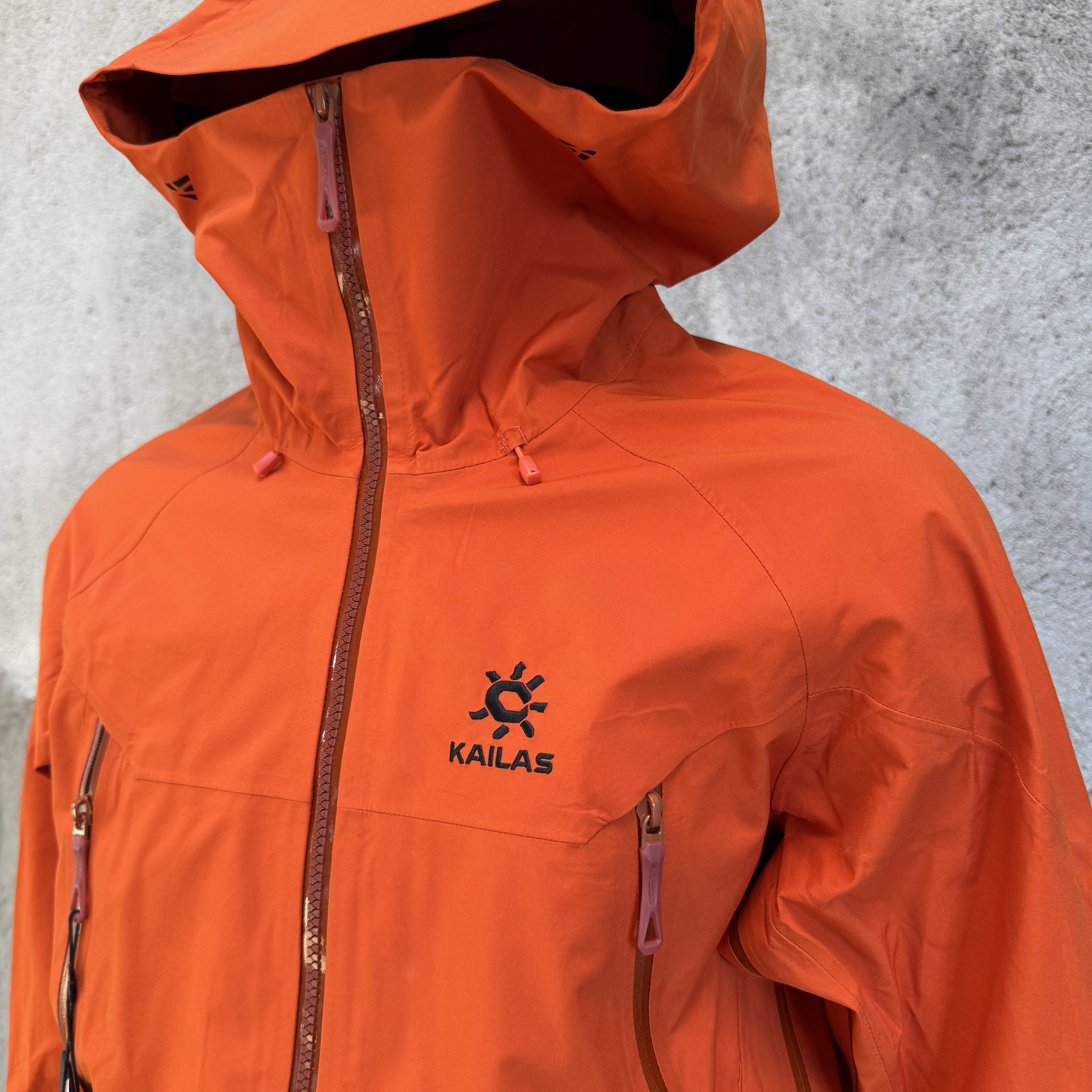 凯乐石KAILAS MONT X  全天候GTX 暴雨户外登山运动 防水防风硬壳冲锋衣 凤搂 男款 KG2331117 氧化橙