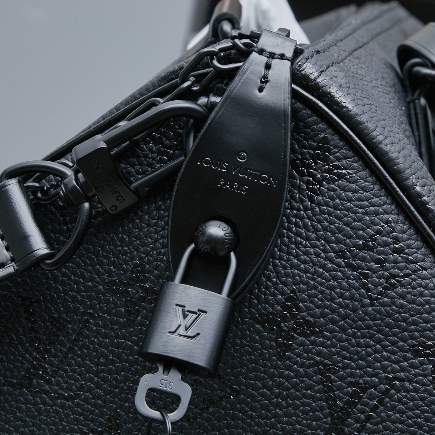 LOUIS VUITTON 路易威登 LV Speedy P9 30 可拆卸肩带 LV牛皮革 斜挎包 单肩包 双肩包 水桶 手提包 超黑色 M13904