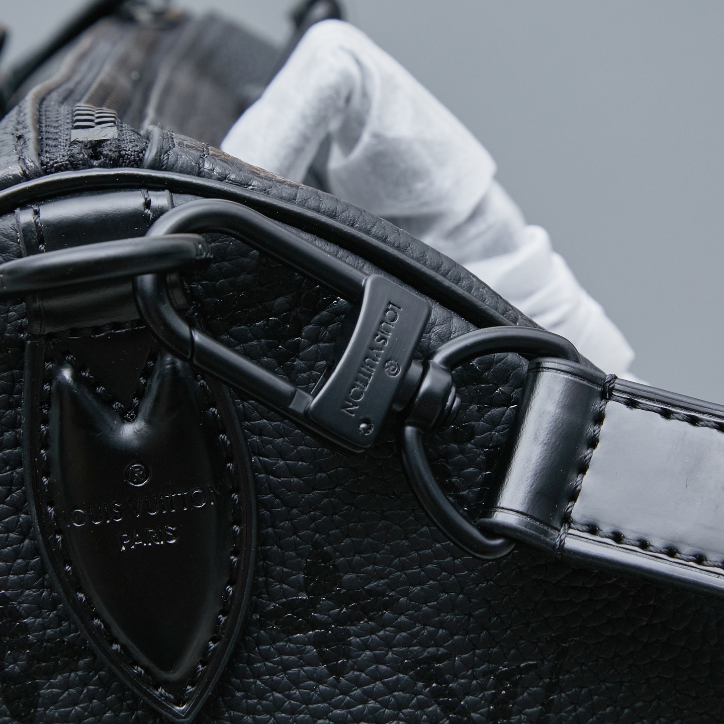 LOUIS VUITTON 路易威登 LV Speedy P9 30 可拆卸肩带 LV牛皮革 斜挎包 单肩包 双肩包 水桶 手提包 超黑色 M13904