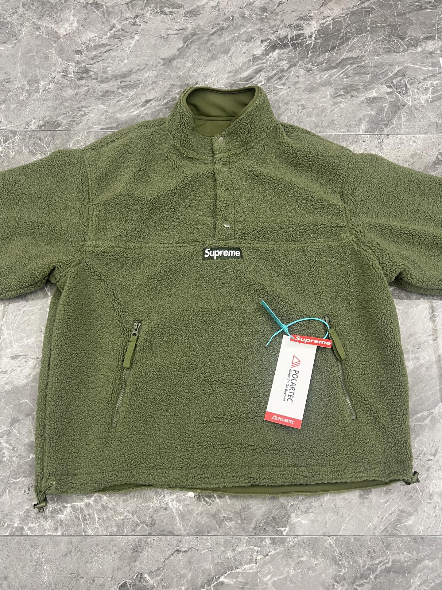Supreme POLARTEC 联名款 FW25 WEEK8 Polartec Shearling Reversible Pullover 双面穿羊羔毛半拉链套头外套  凤搂 男女同款 黑色 绿色 粉色 树枝迷彩