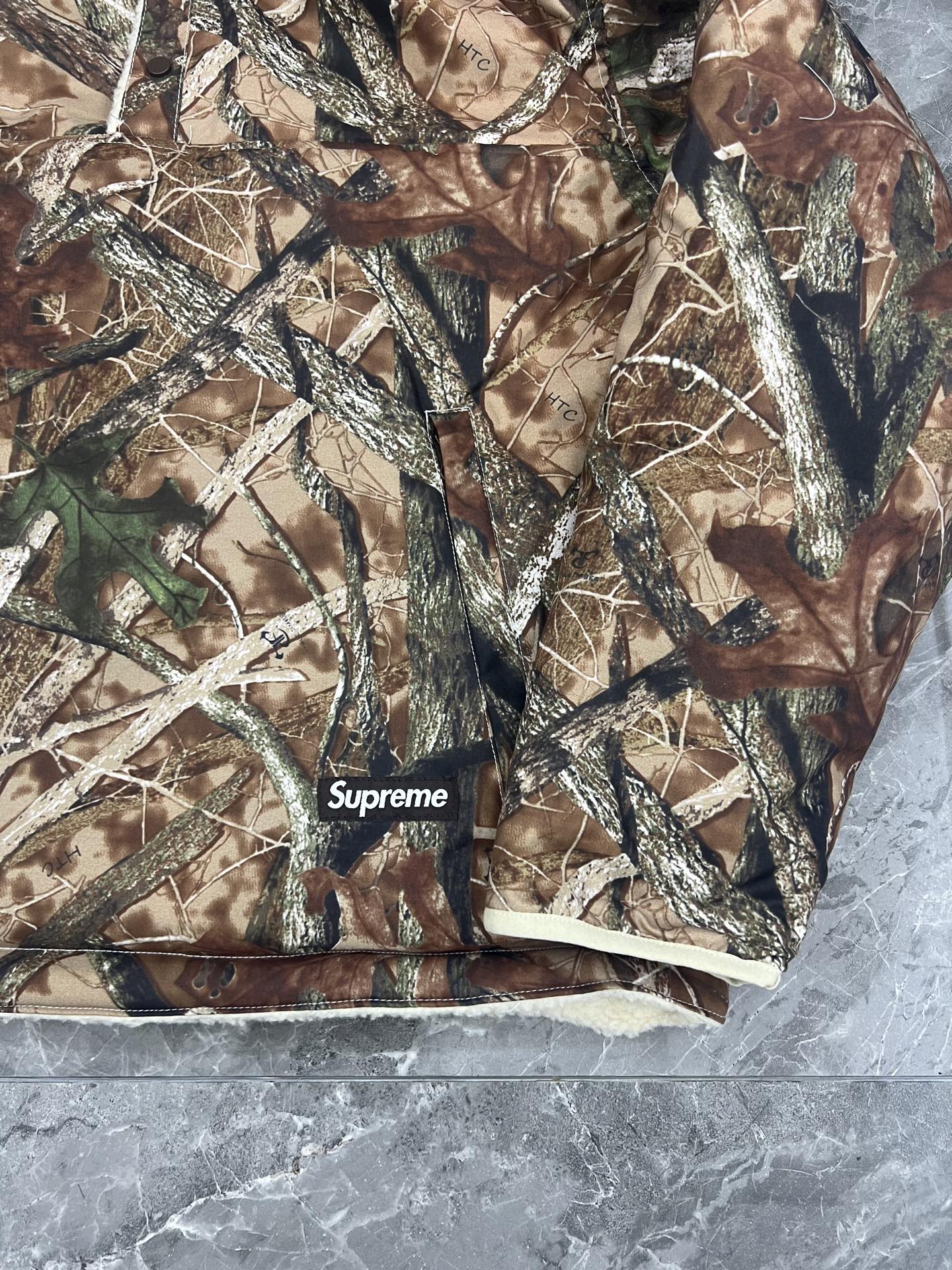 Supreme POLARTEC 联名款 FW25 WEEK8 Polartec Shearling Reversible Pullover 双面穿羊羔毛半拉链套头外套  凤搂 男女同款 黑色 绿色 粉色 树枝迷彩