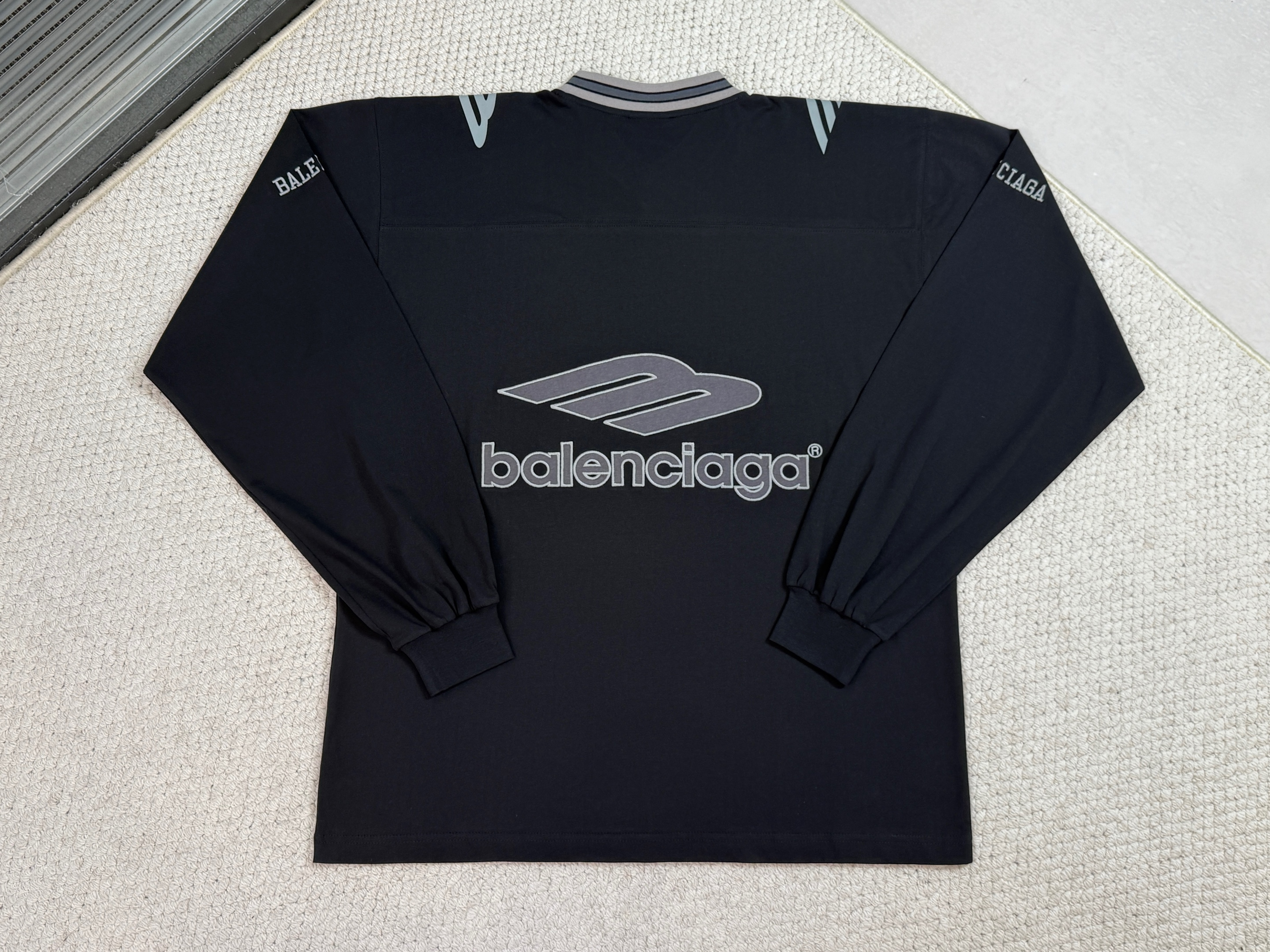 Balenciaga 巴黎世家 FW25 FOOTBALL 3B  V领  T恤 长袖 速干 足球衣  宽松 男款A5 黑色  857085TTVQ61066